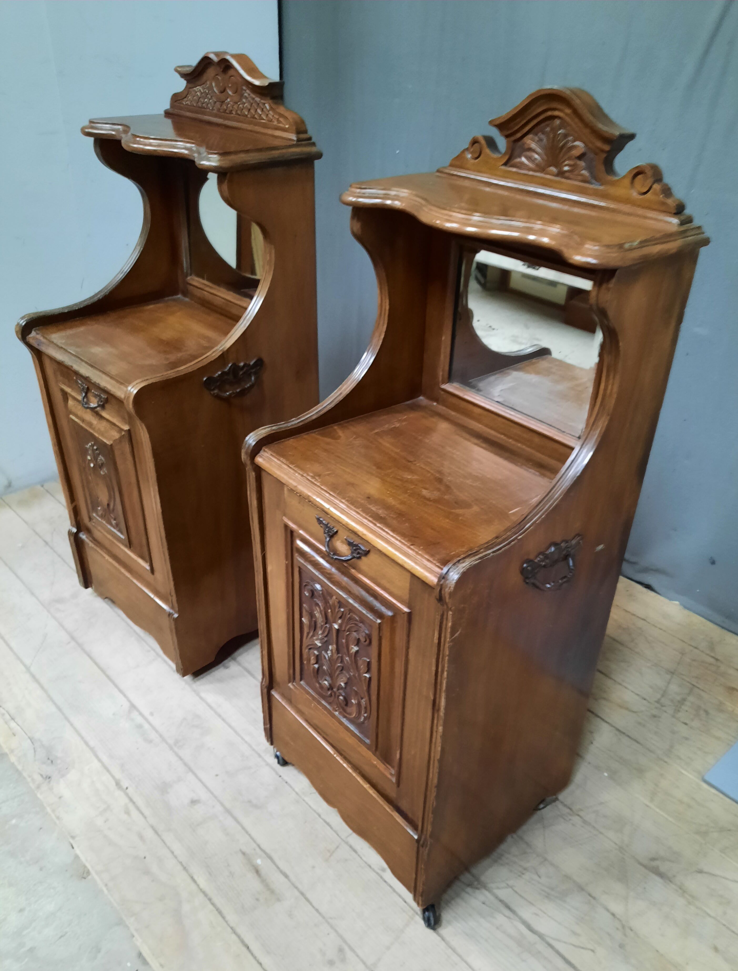 2 meubles à charbon formant chevet