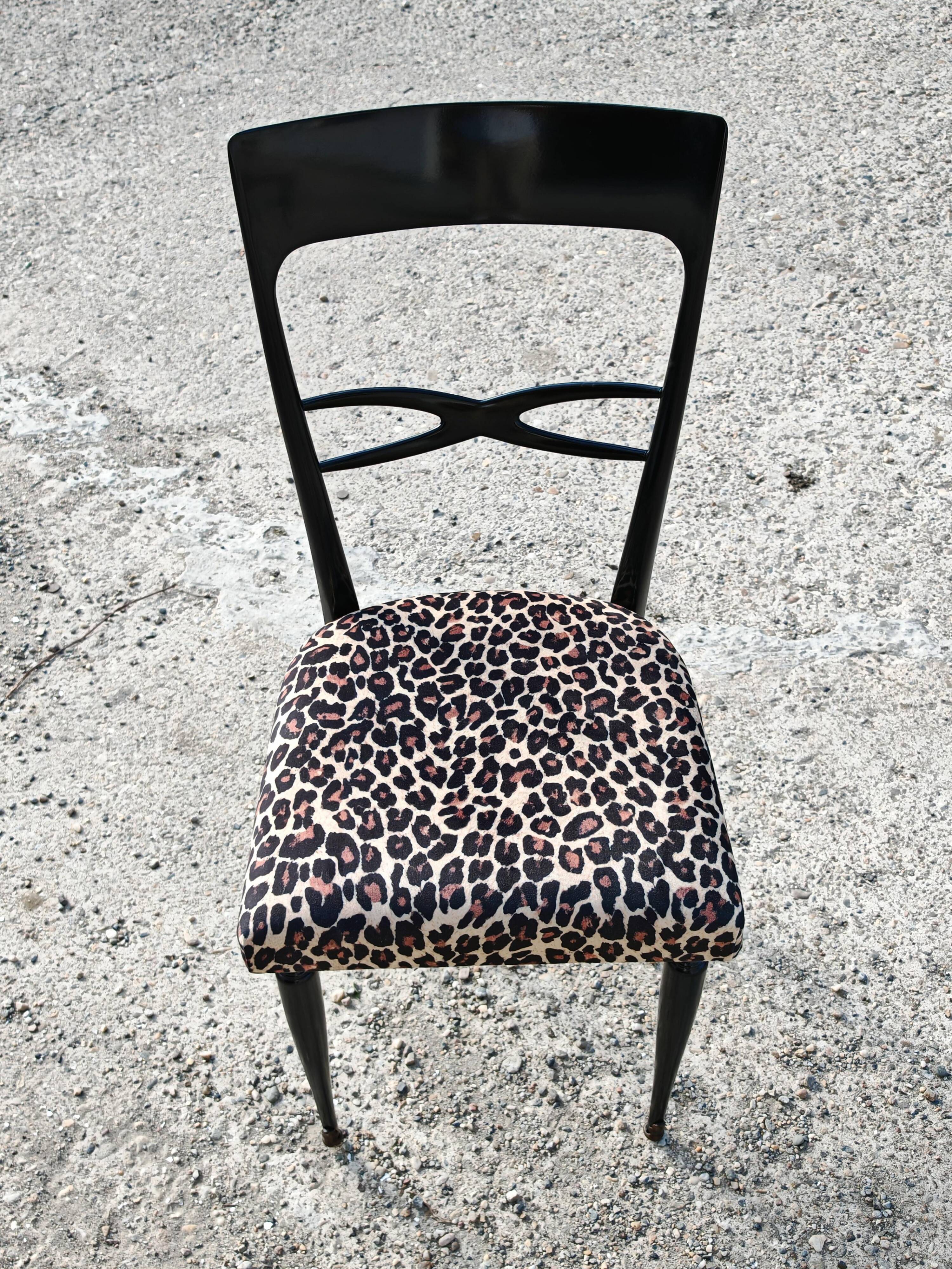Set de 6 chaises salle à manger Mid Century laque noire peluche imprimé léopard