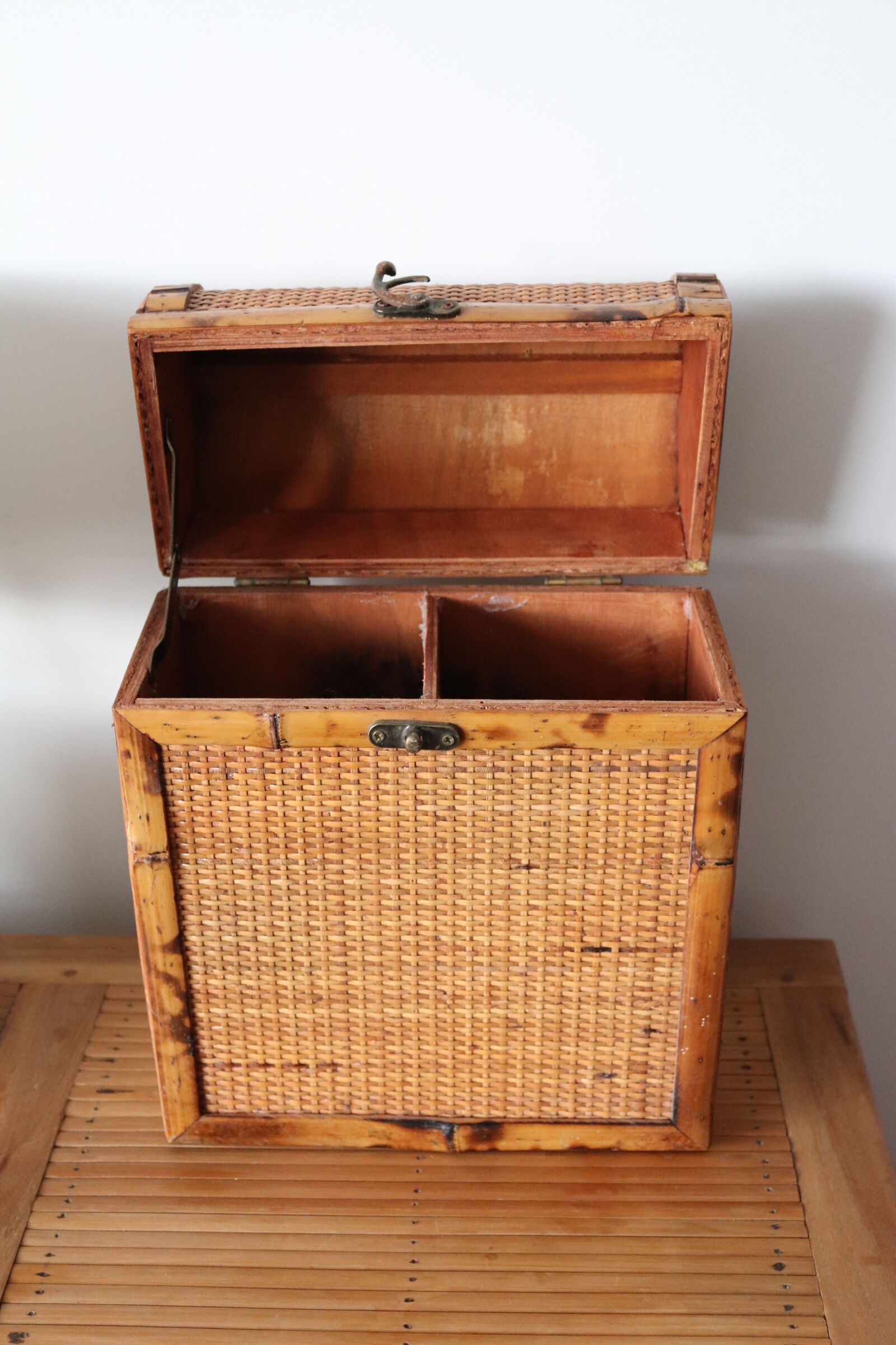 Wicker bottle basket and bamboo