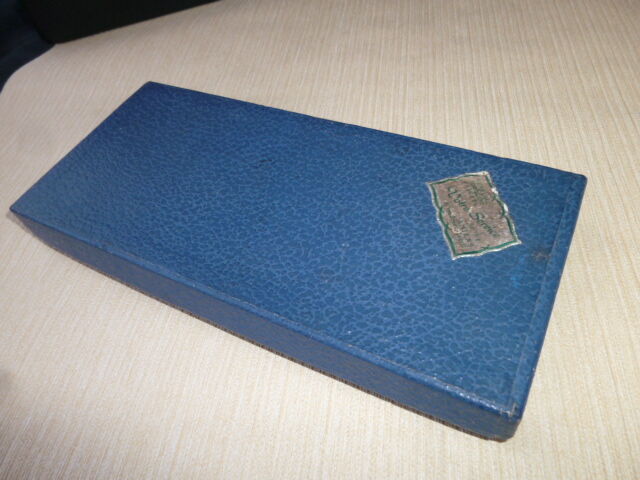 Box of 12 crystal knife holders Triangular shape