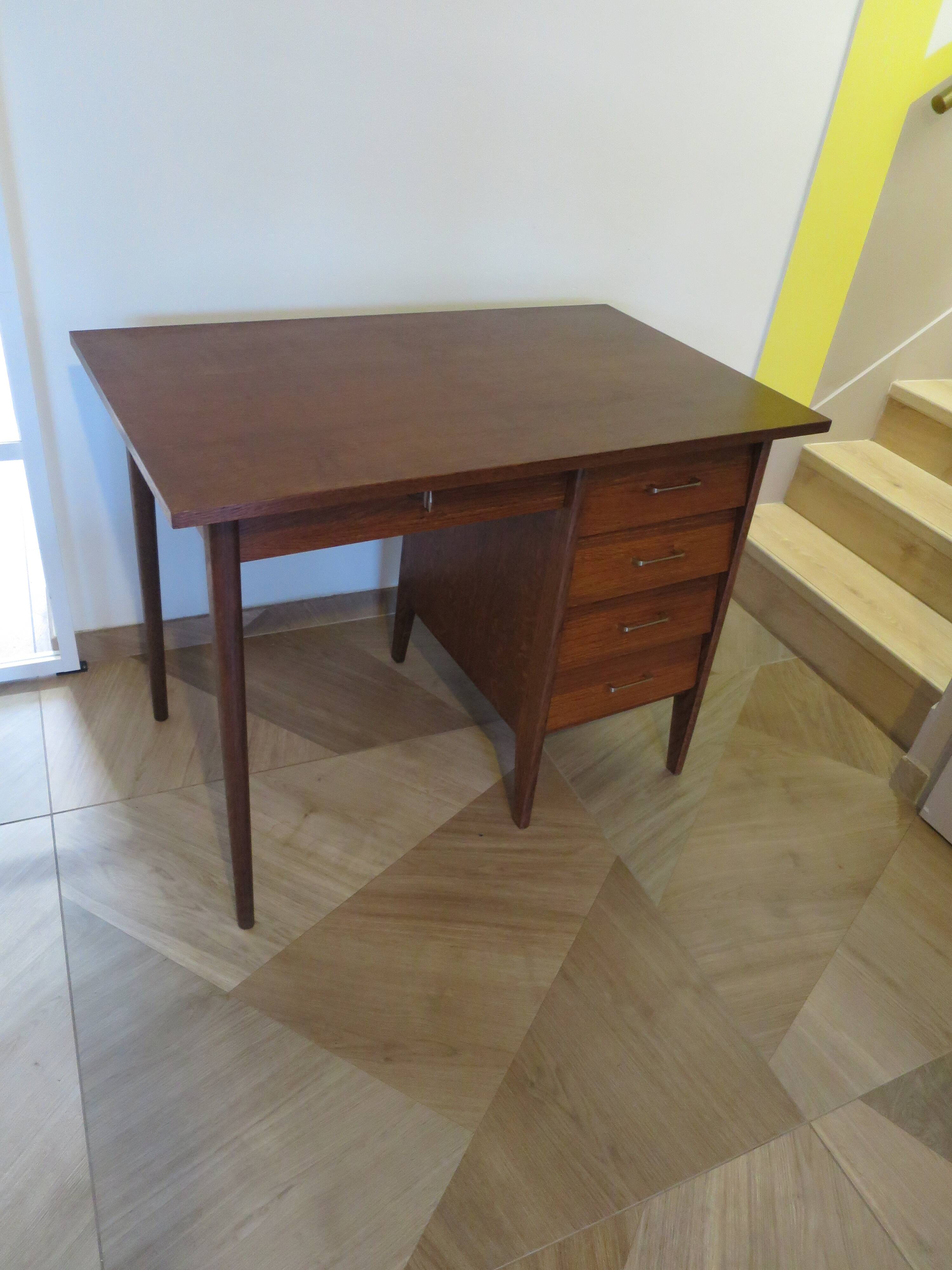 Beautiful vintage desk from the 70s - oak color - 5 drawers and 1 key - Scandinavian style