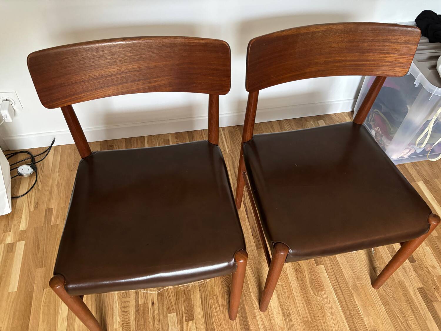 Deux chaises en cuir et teck scandinave