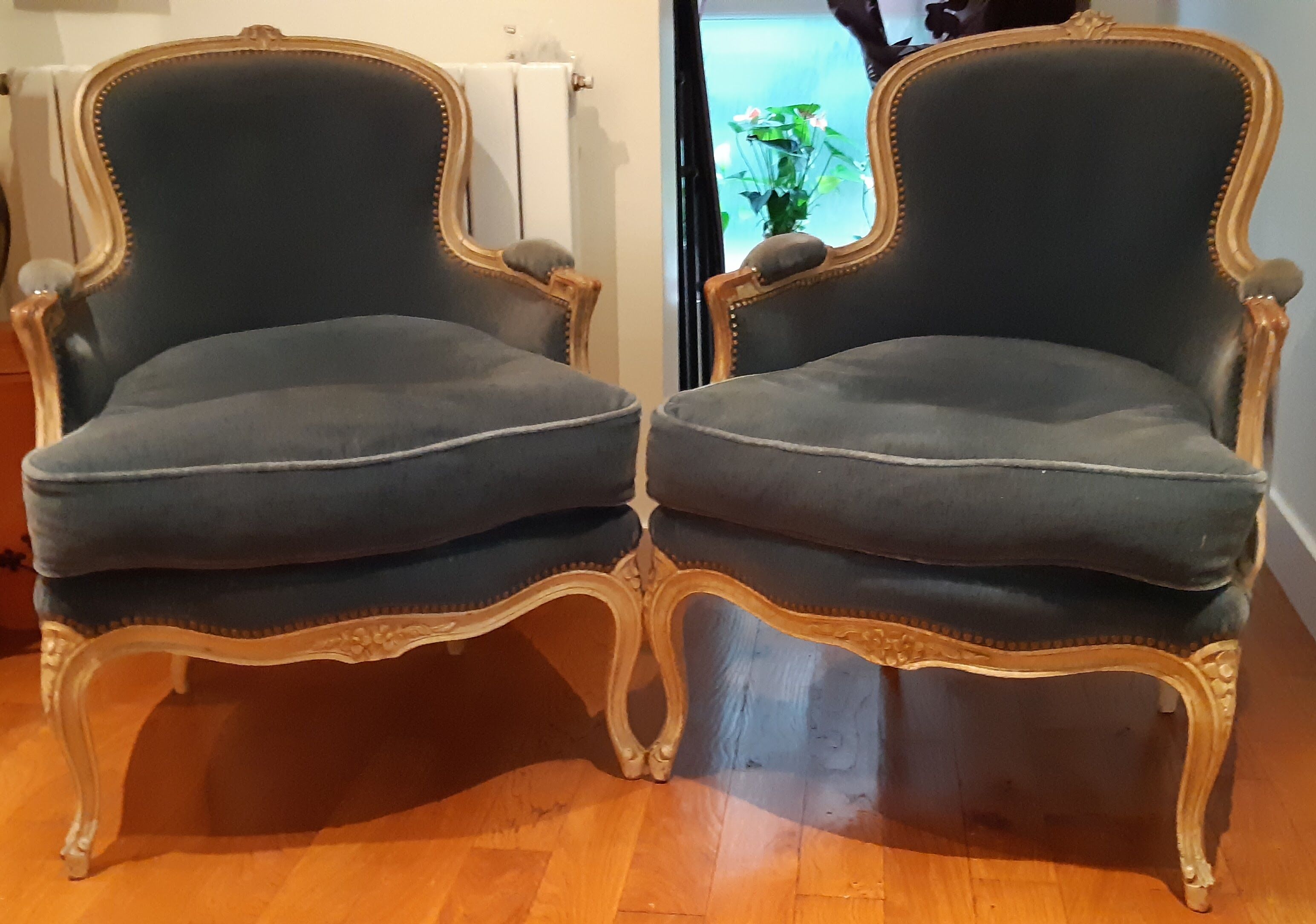 Paire de fauteuils bergères de style Louis XV