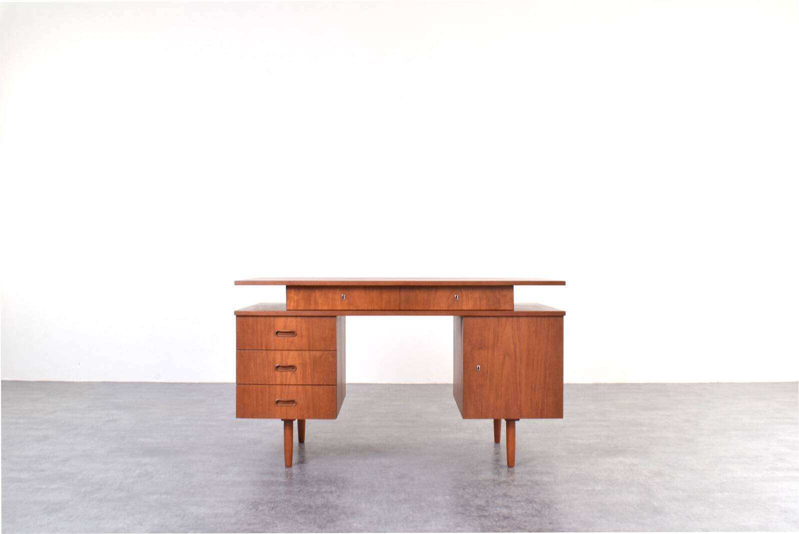 Bureau en teck des années 1960.