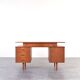 Bureau en teck des années 1960.