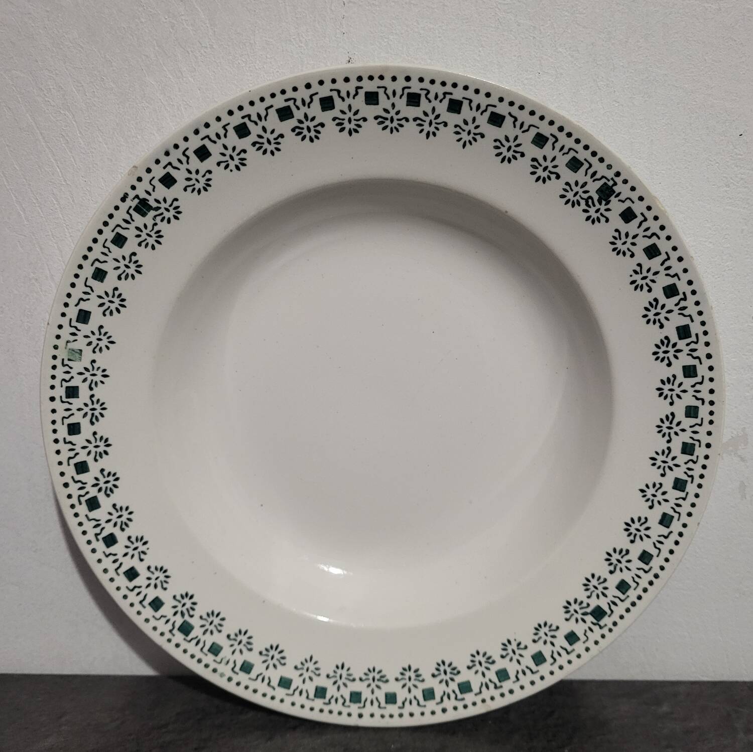 Vintage Sarreguemines Ypres soup/decorative plate in excellent condition
