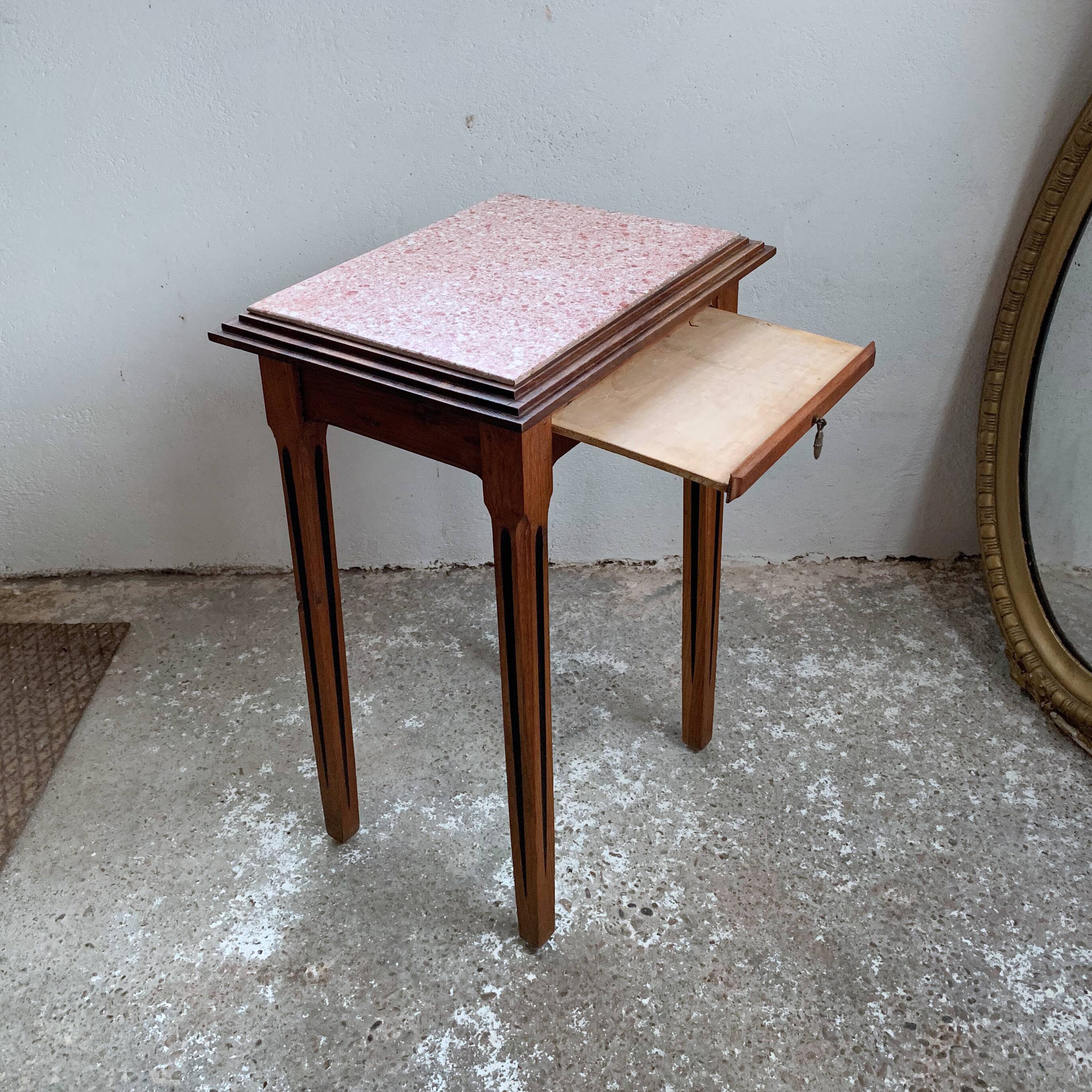 Table log with pink art deco marble