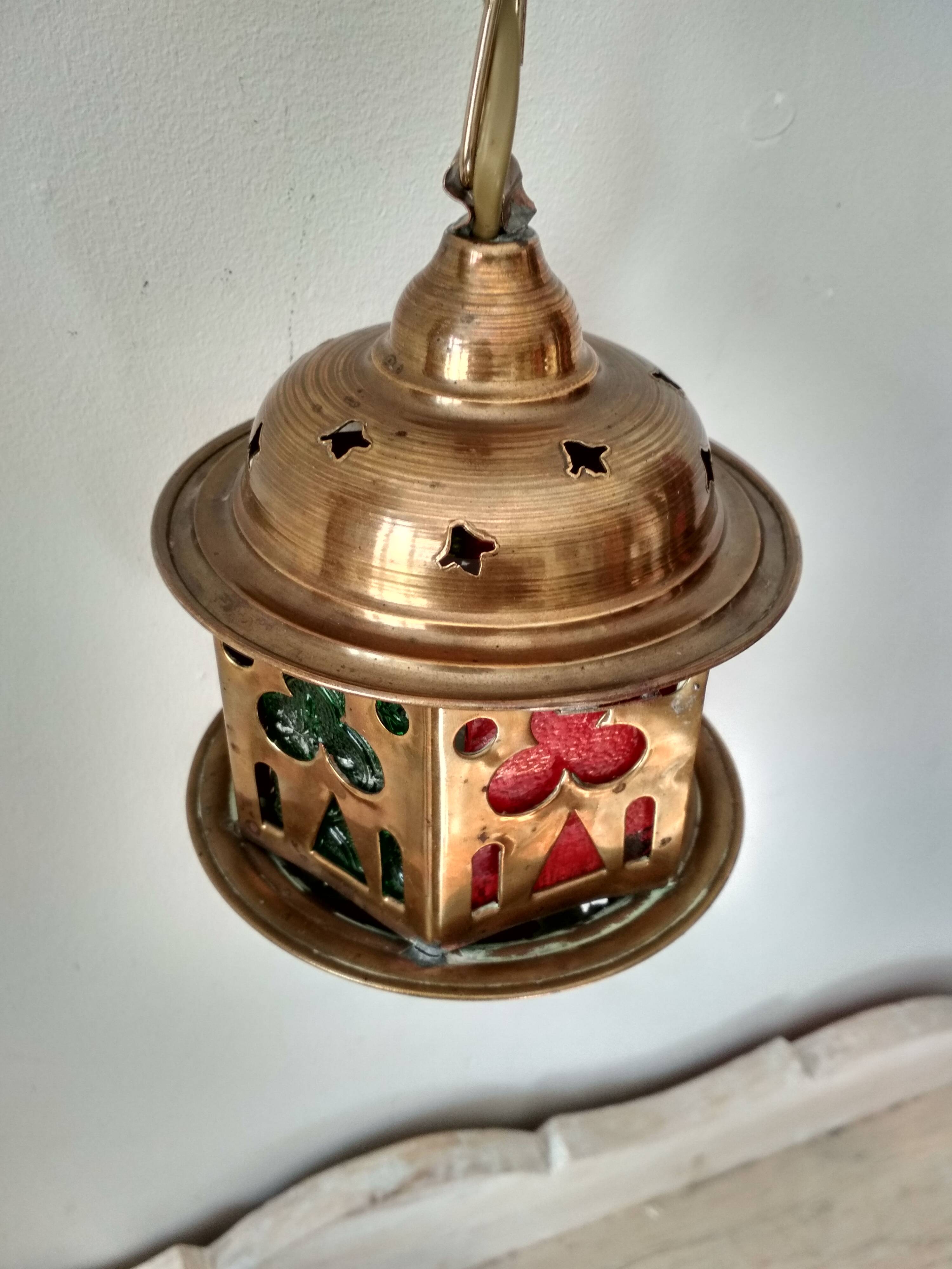 Suspension lantern in moucharabieh brass, colored windows