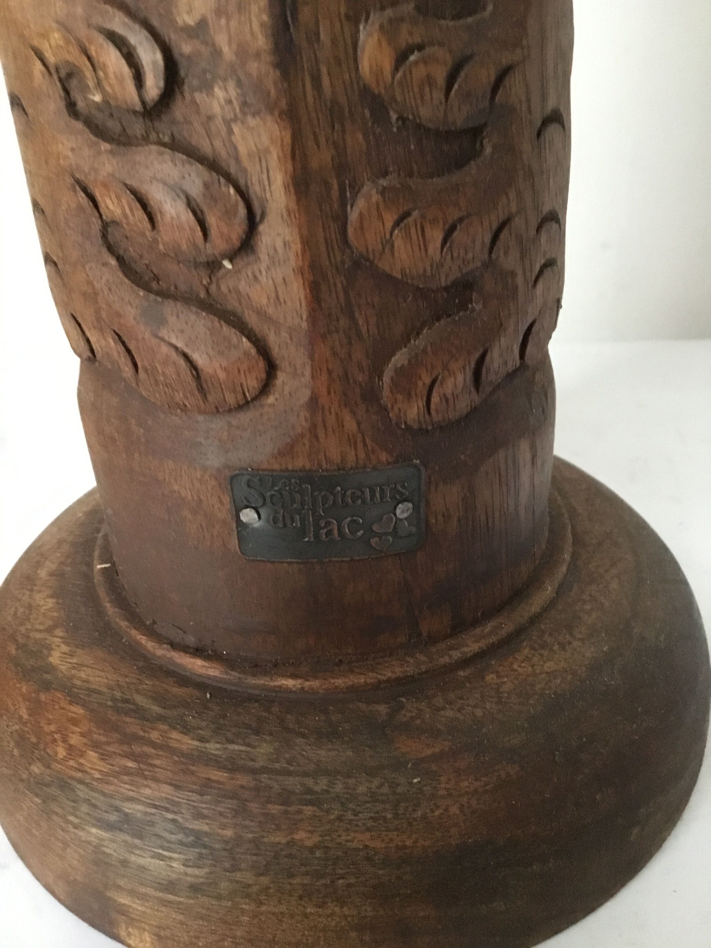 Pied de lampe en bois sculpté