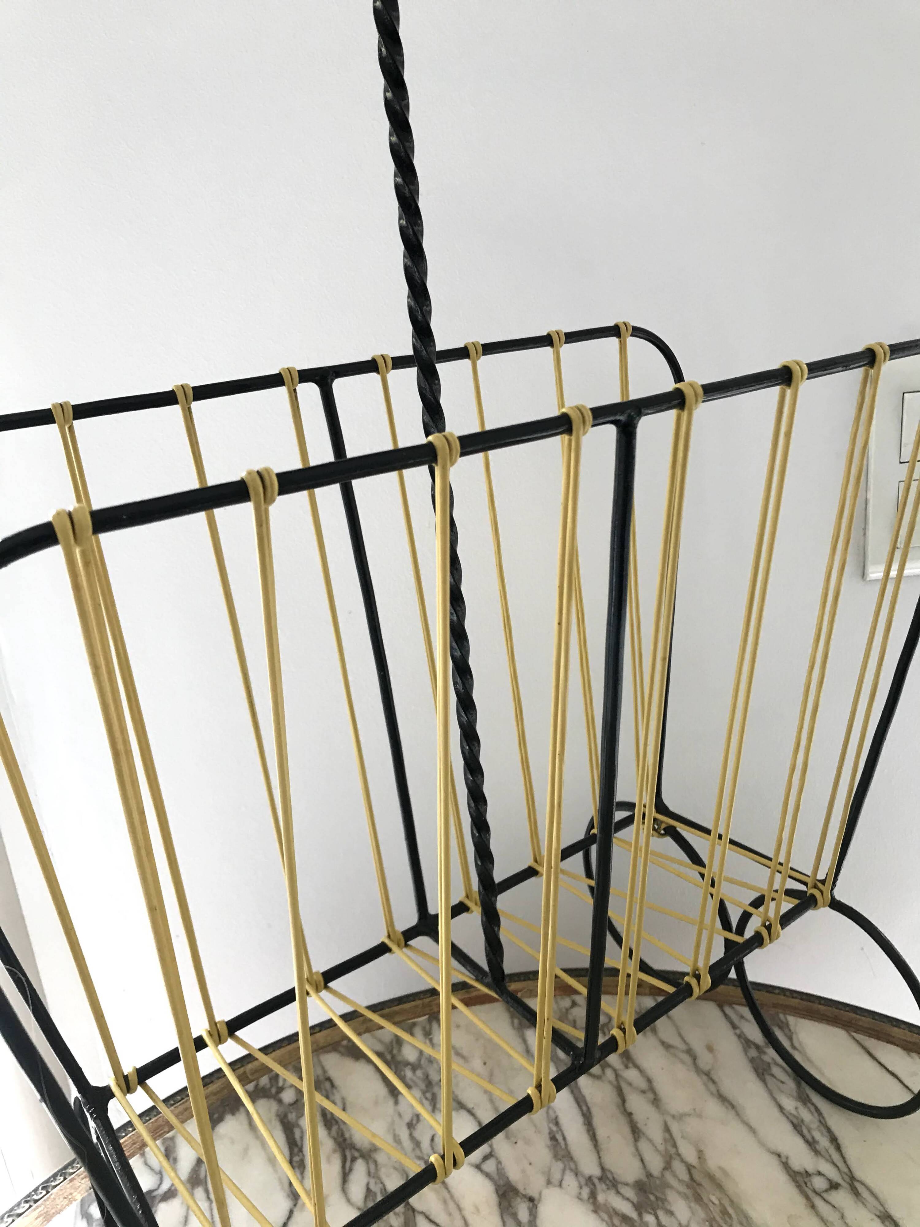 Scoubidou magazine rack
