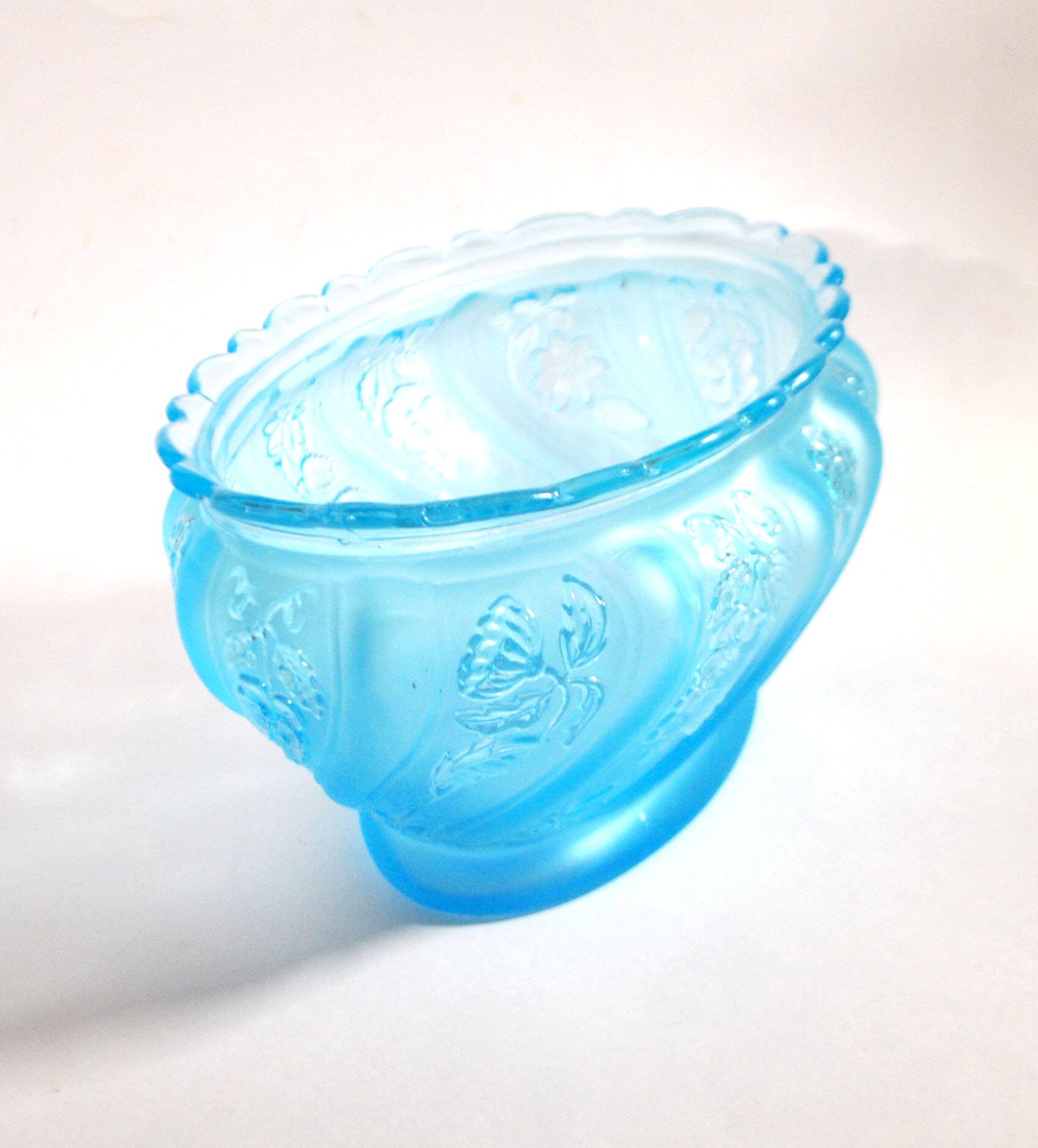 Old oval coupe basket in moulded blue glass, frosted acid, 1900.