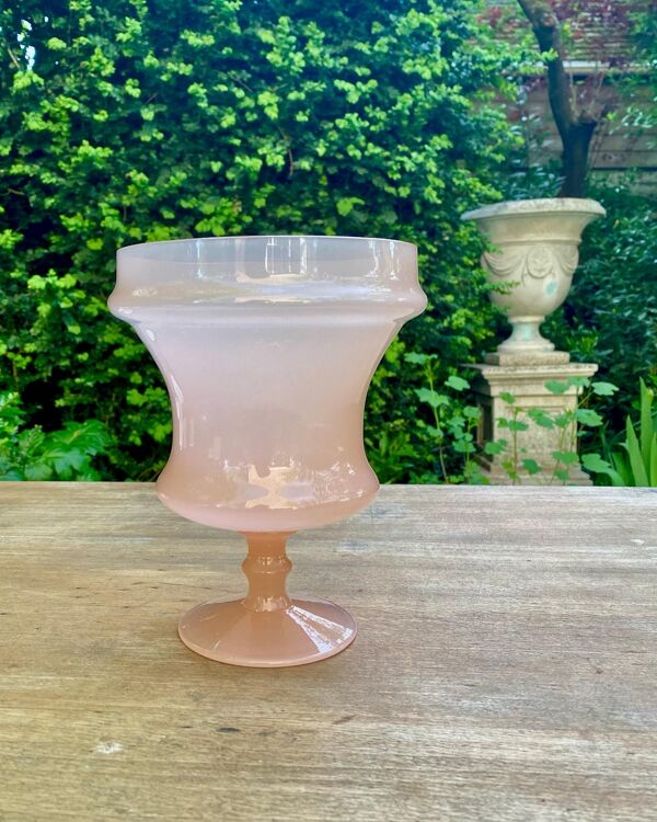 Vase style Médicis en opaline rose pâle