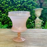 Vase style Médicis en opaline rose pâle