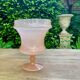 Vase style Médicis en opaline rose pâle