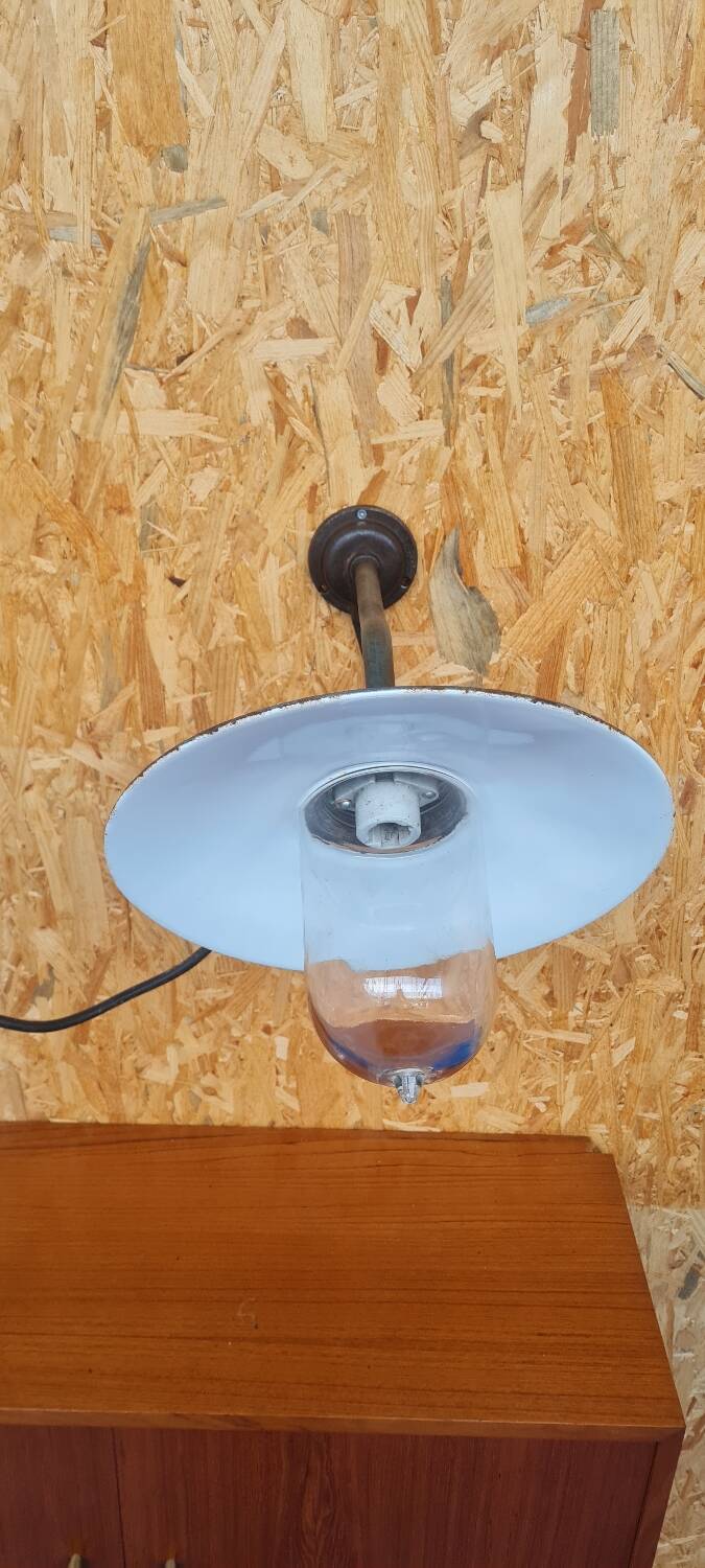 Exterior wall light in enamelled sheet metal