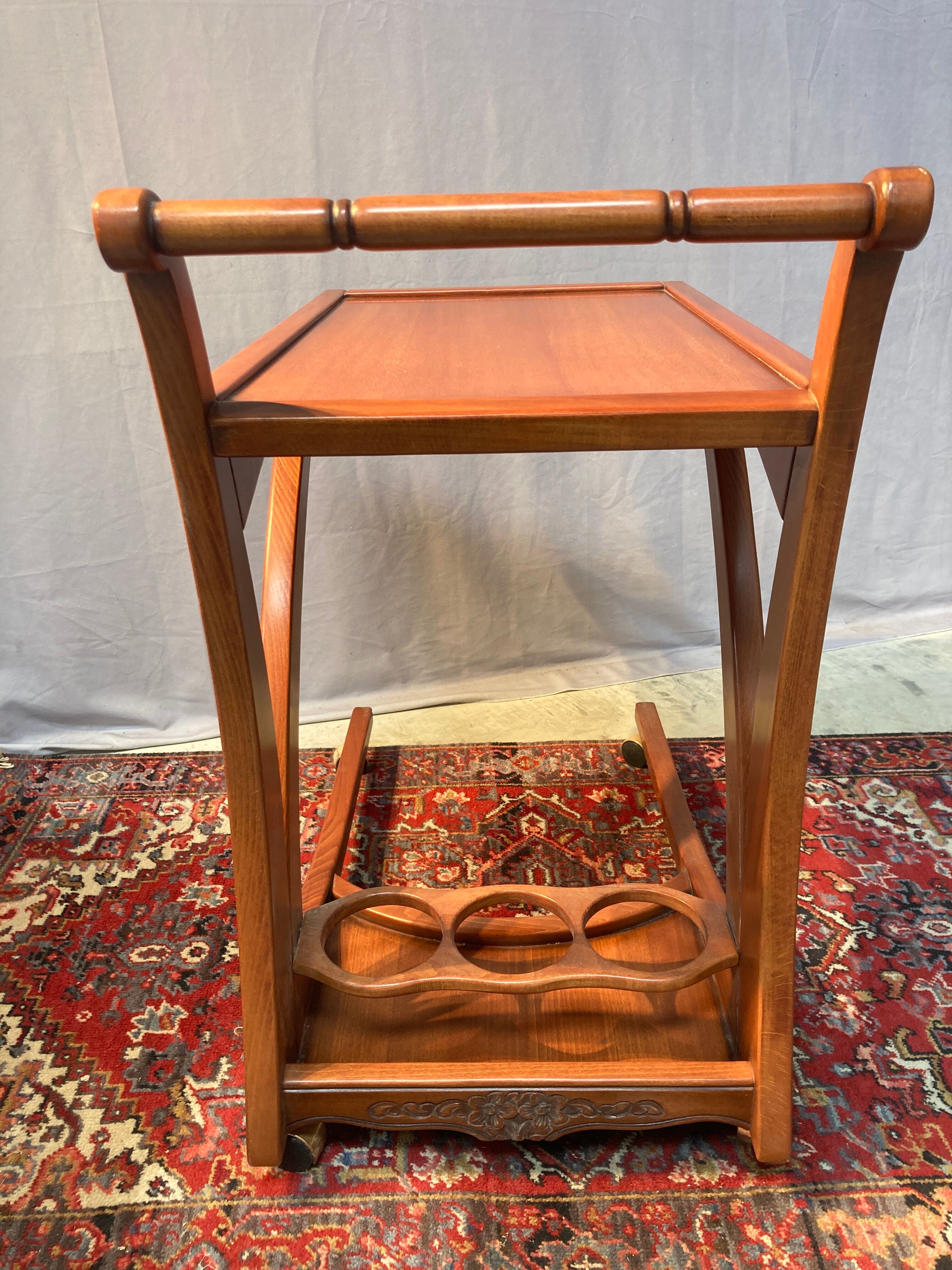 Desserte bar en bois sur roulettes