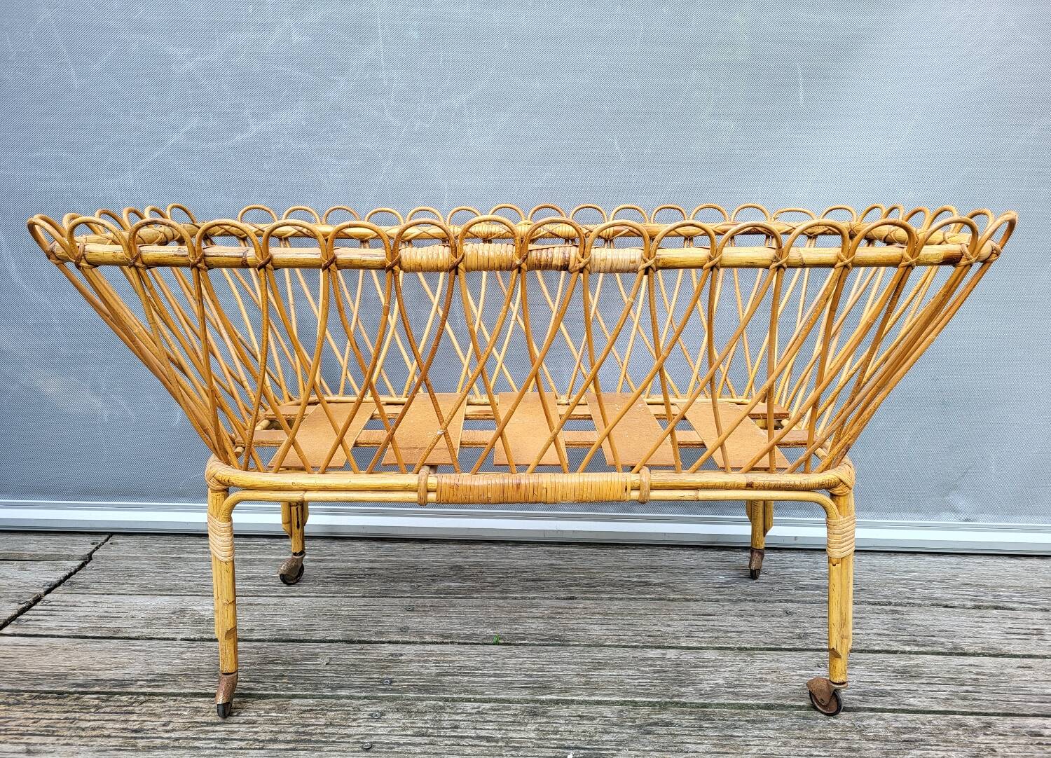 Nursery basket for green plants