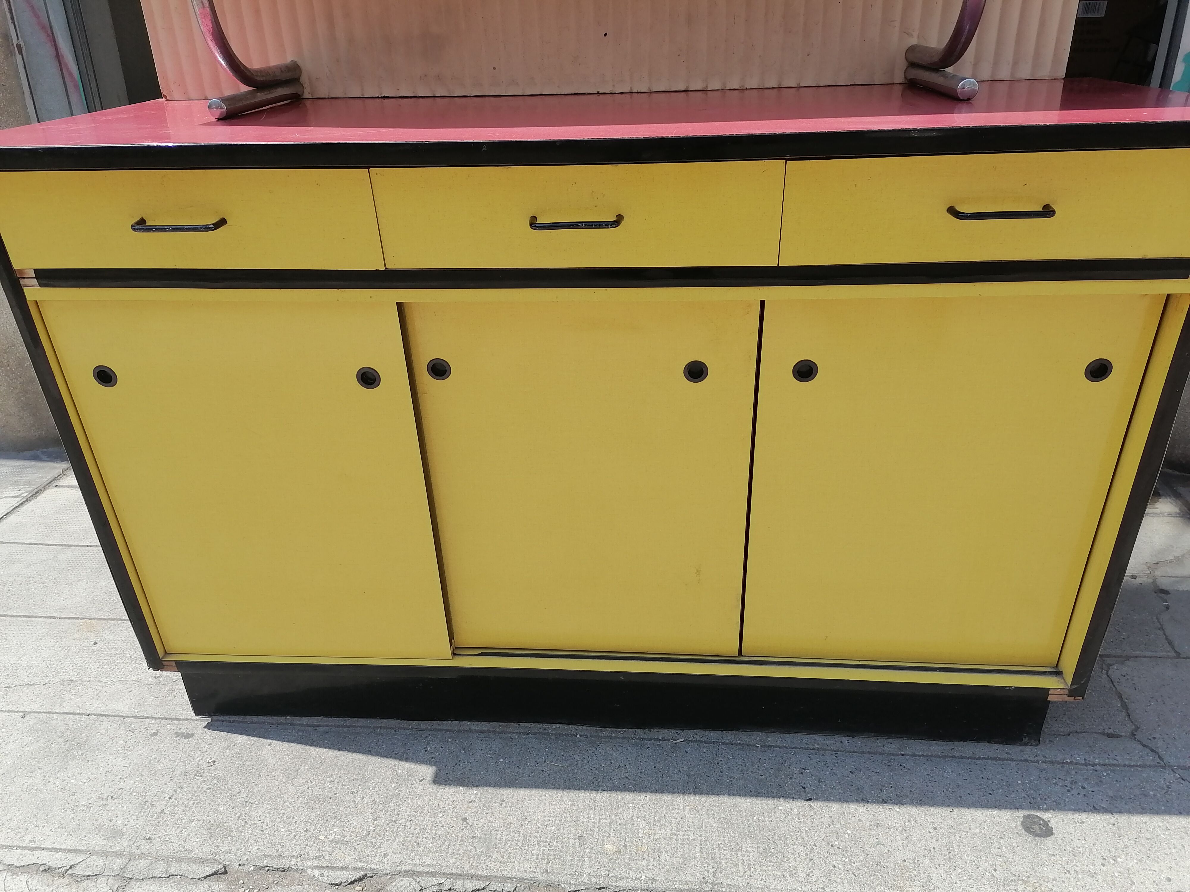 Ancien meuble en formica jaune et rouge