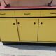 Ancien meuble en formica jaune et rouge
