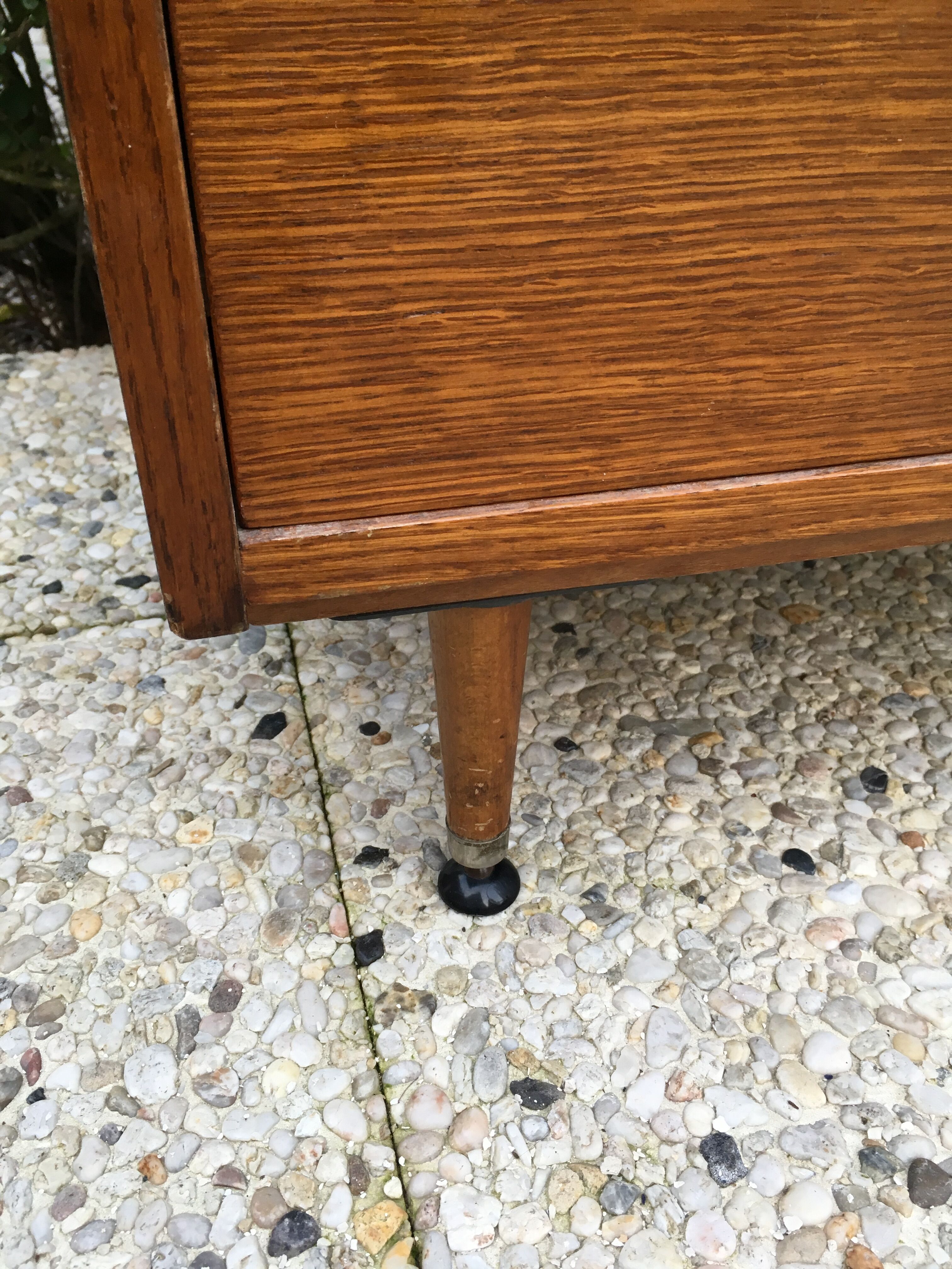 Commode vintage pieds fuseaux