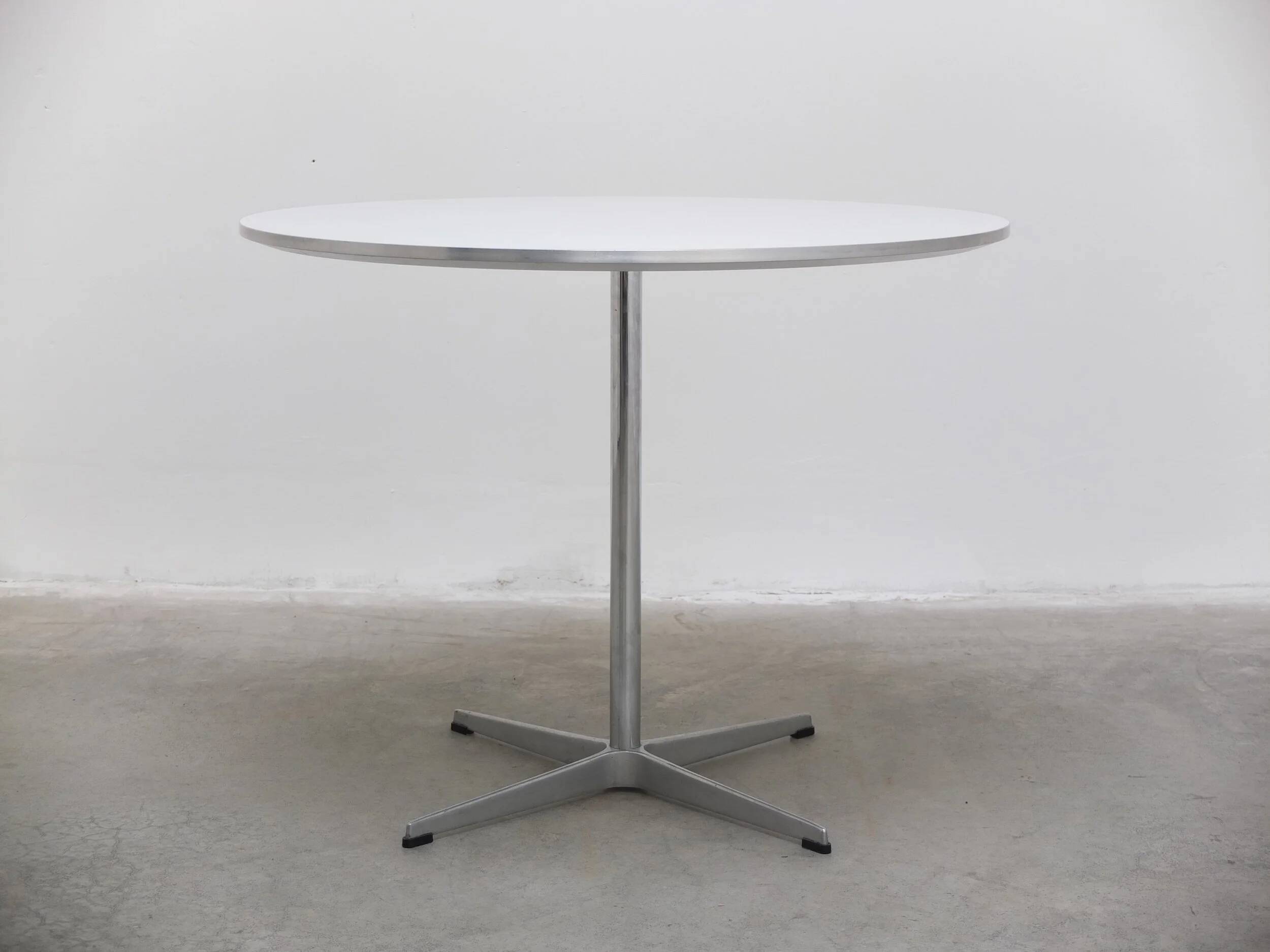 Table à manger 'Circulaire' d'Arne Jacobsen pour Fritz Hansen, 1976