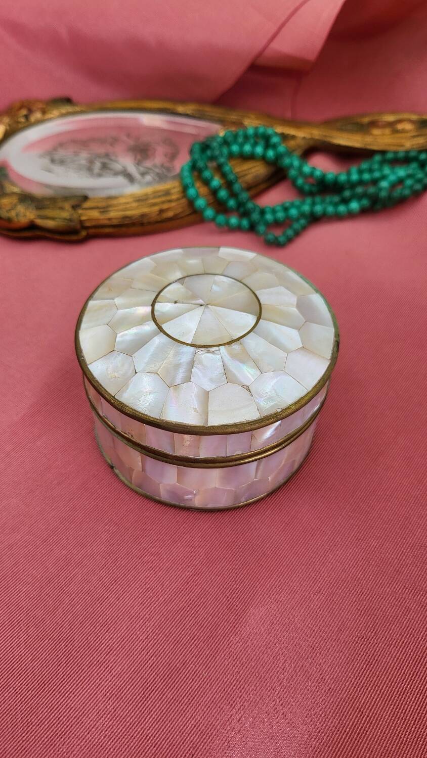 Boîte ancienne ronde en laiton et nacre à décor géométrique