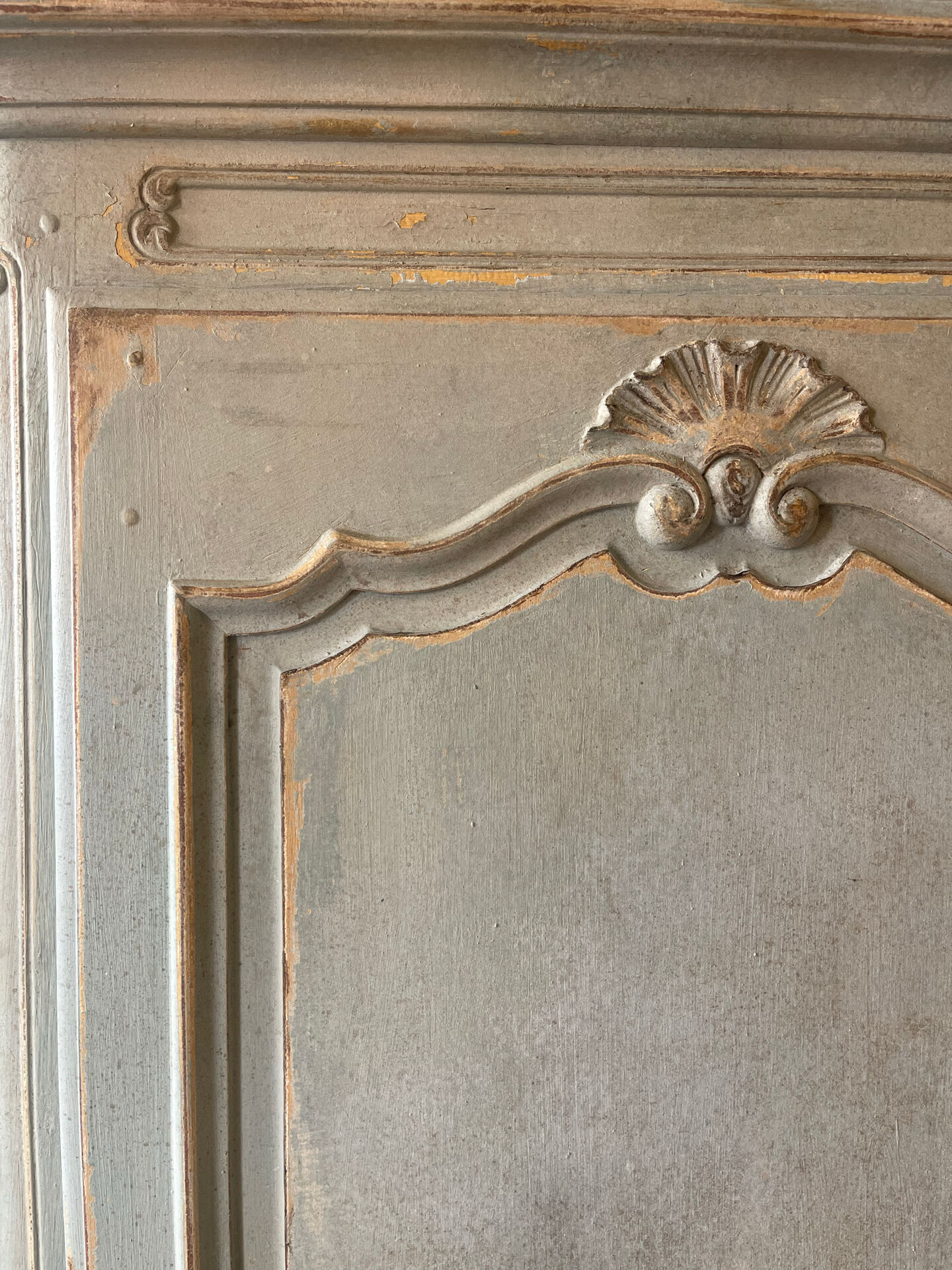 Patinated bonnetière