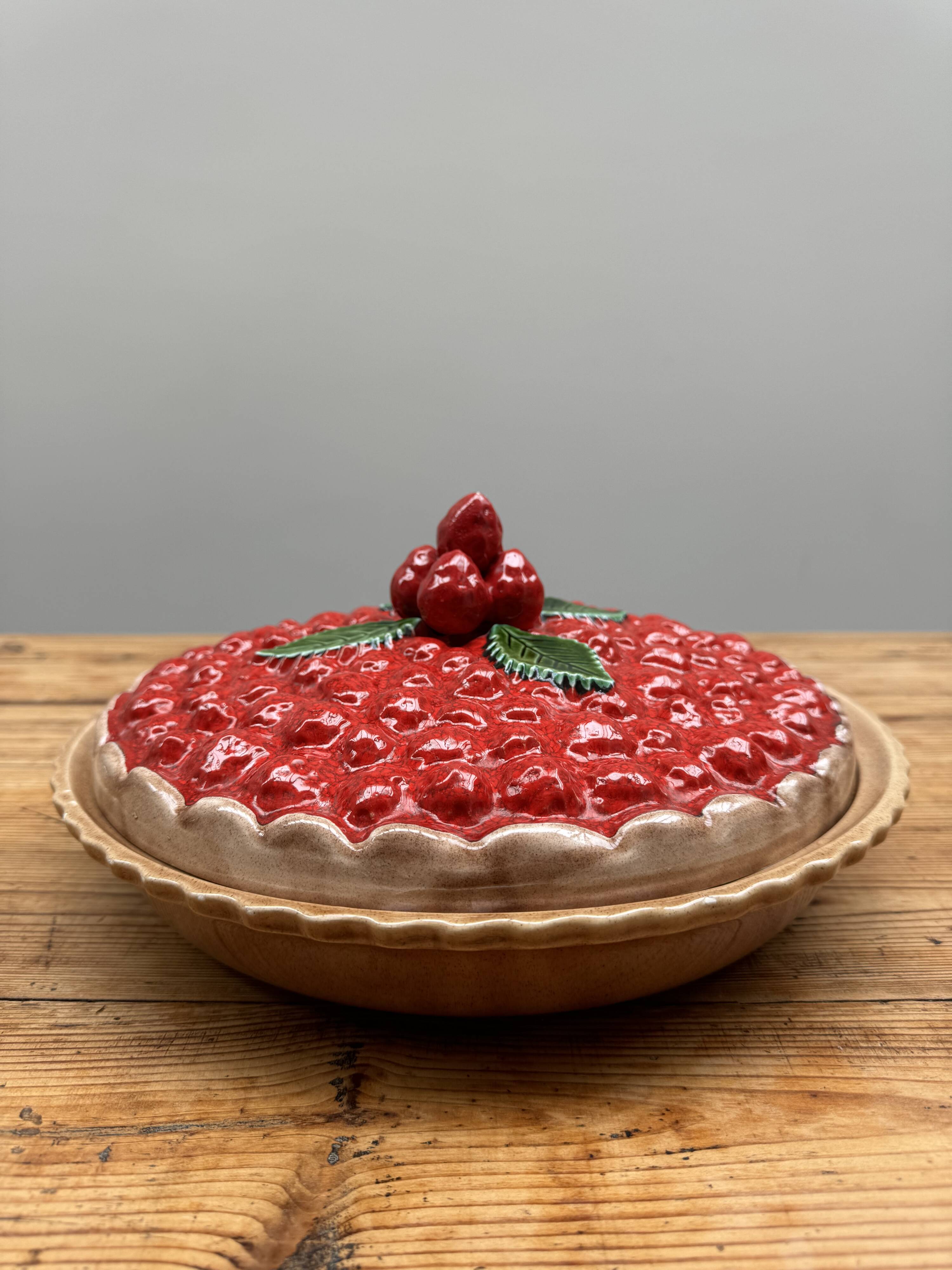 A trompe l’oeil strawberry pie dish