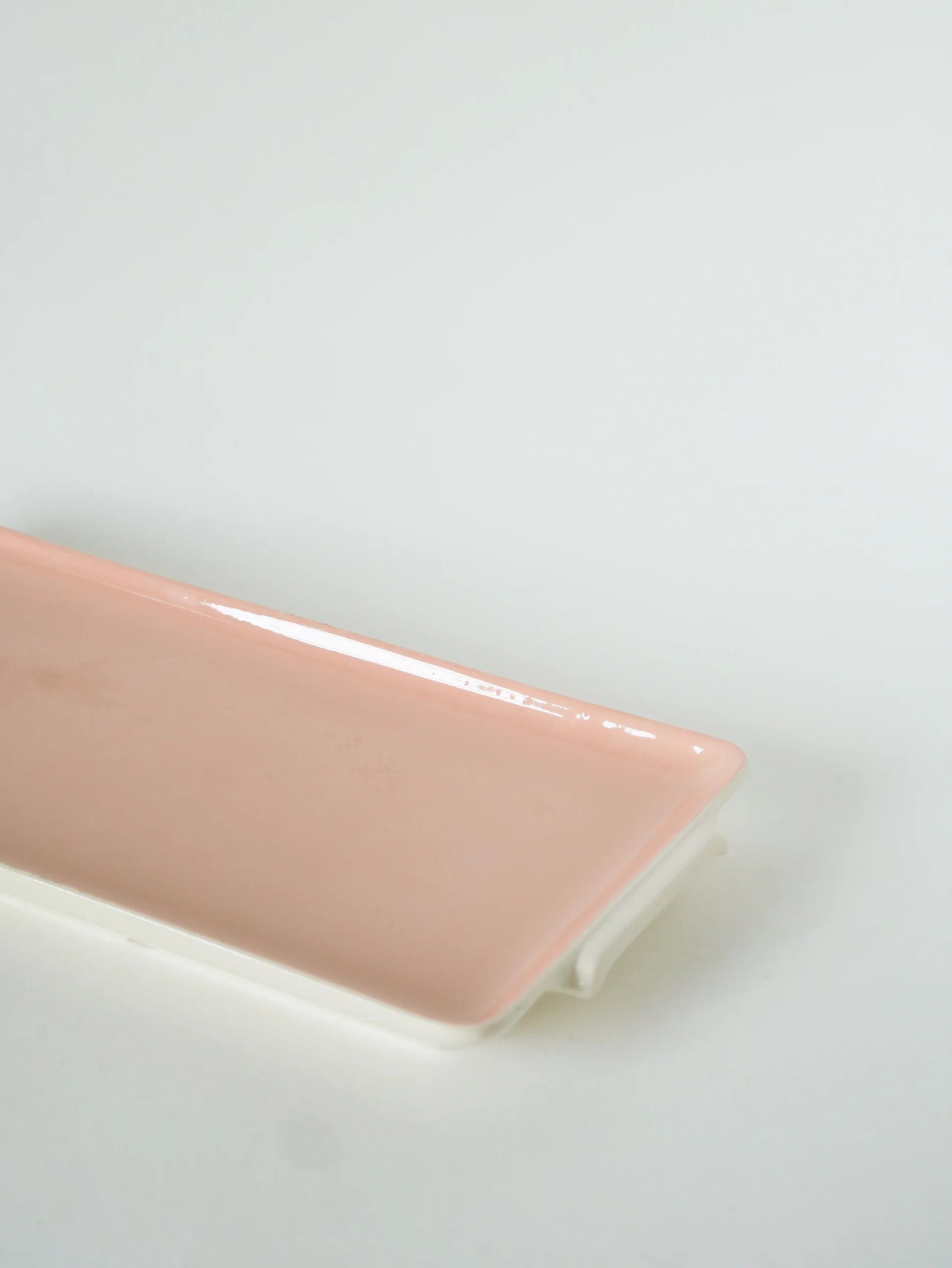 Plat à cake en faïence, rose poudré, 1950