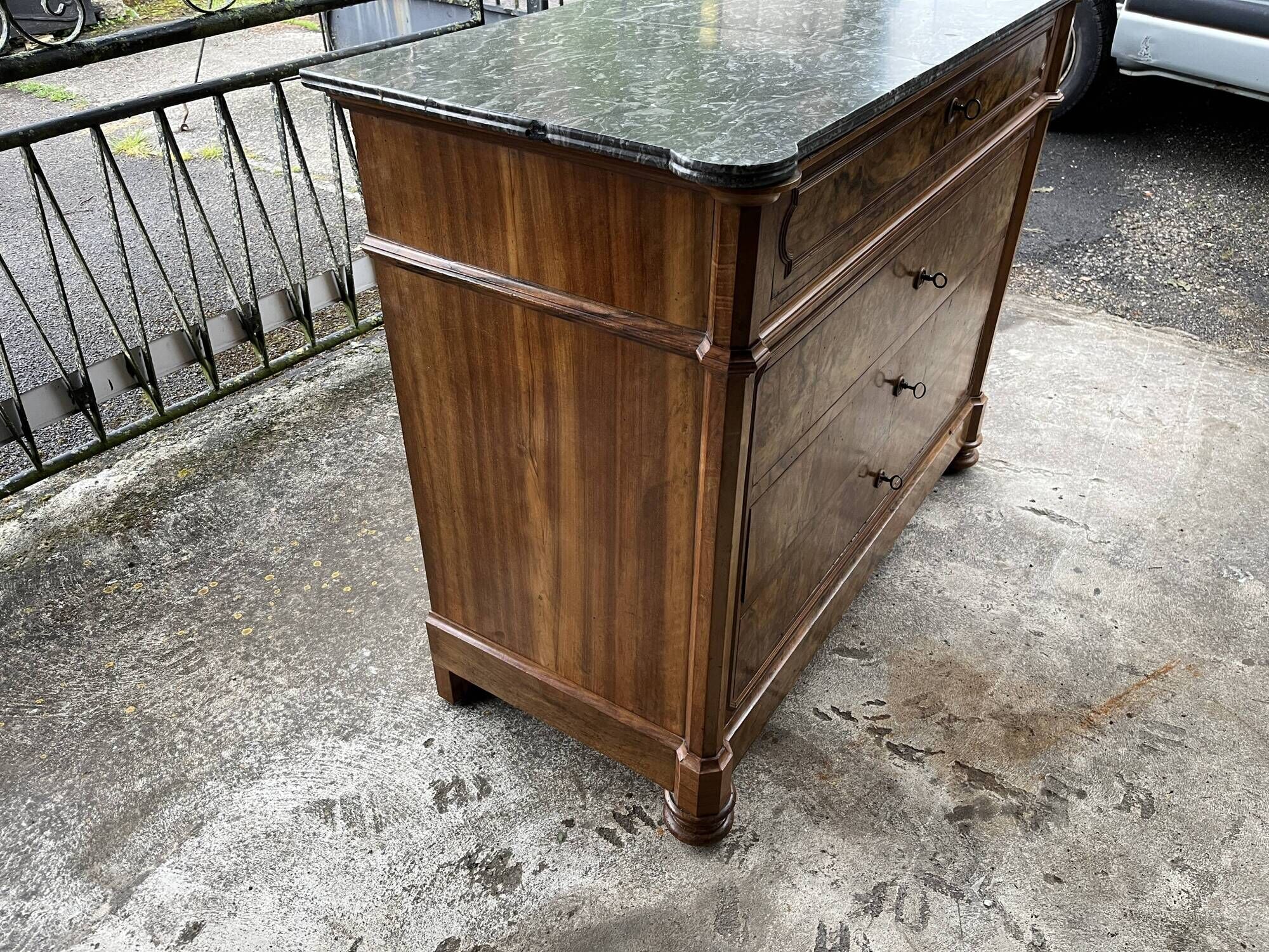 Antique Louis-Philippe elm burl chest of drawers, four drawers