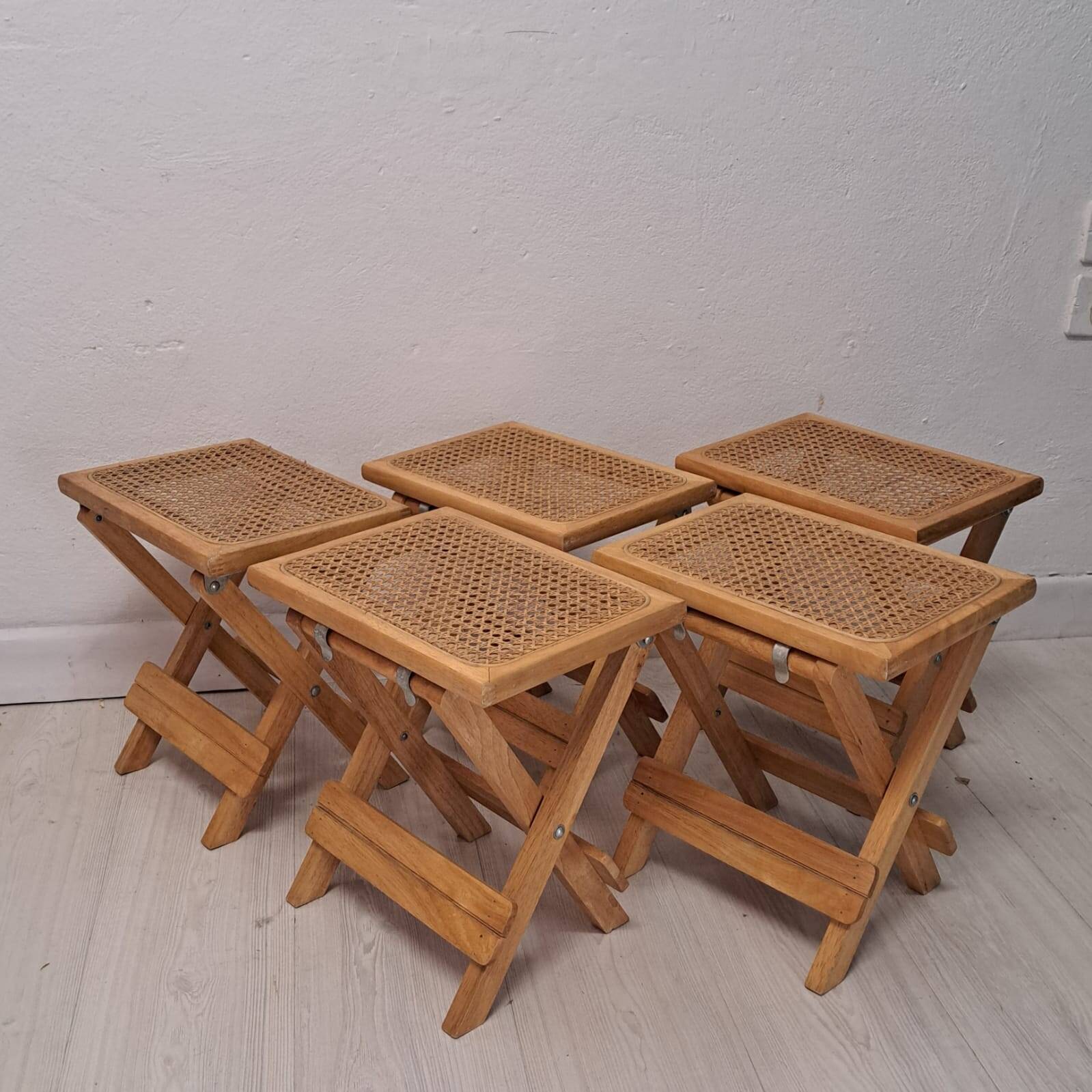 Cinq tabourets viennois vintage en paille