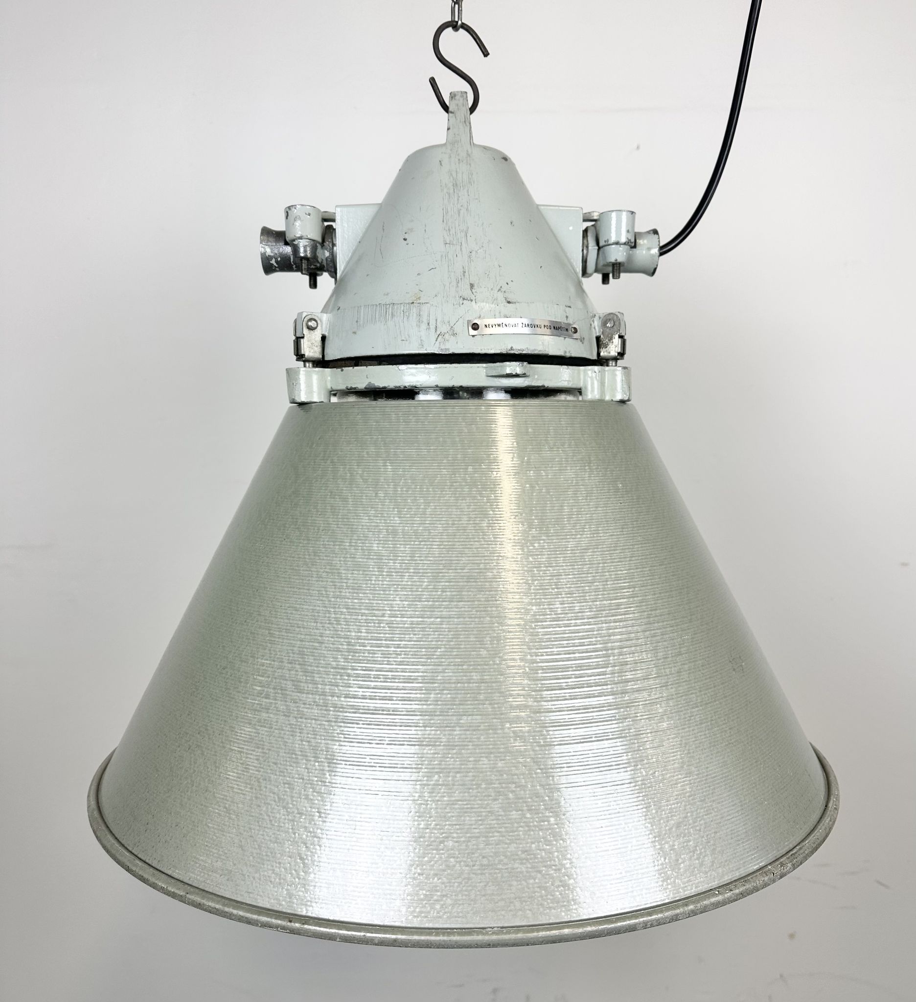 Lampe antidéflagrante industrielle avec abat-jour en aluminium d’Elektrosvit, années 1970
