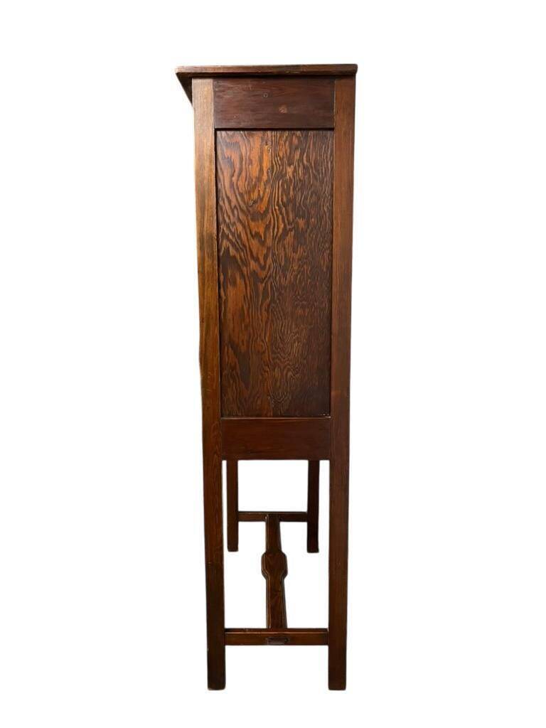 Vitrine vintage en bois sur pieds / étagère