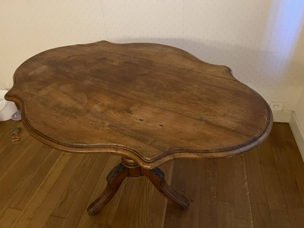 Oval pedestal table