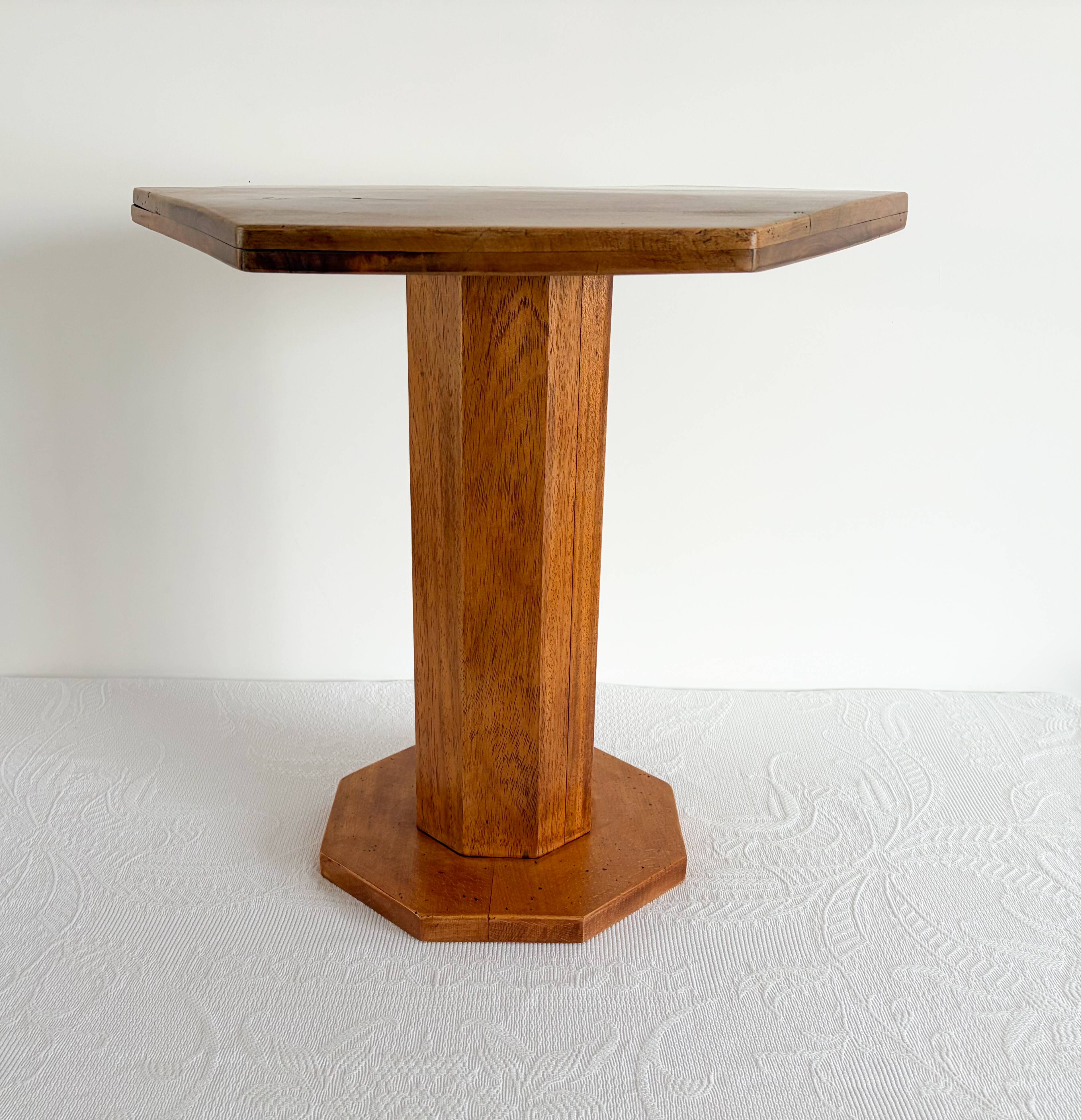 Art Deco guéridon from the 1930s in walnut and oak.