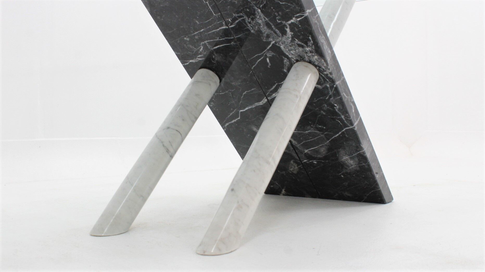 Table à manger italienne en marbre de Carrare des années 1970