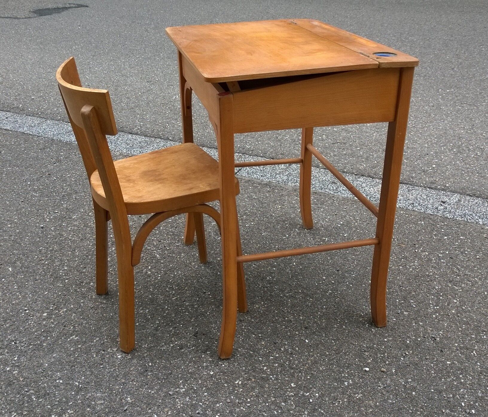 Desk and chairs baumann
