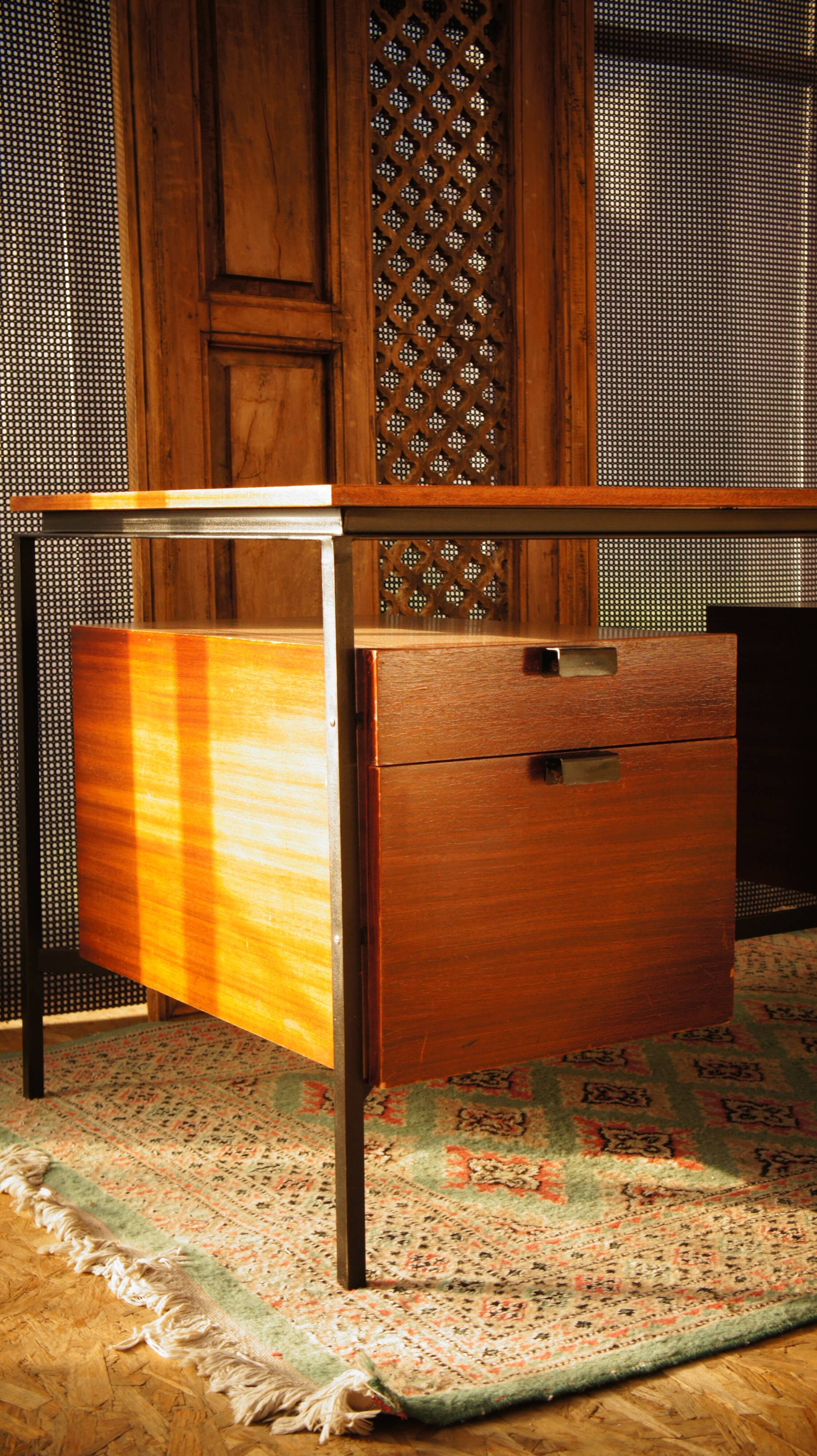 Bureau CM172 par Pierre Paulin pour  Thonet 1950