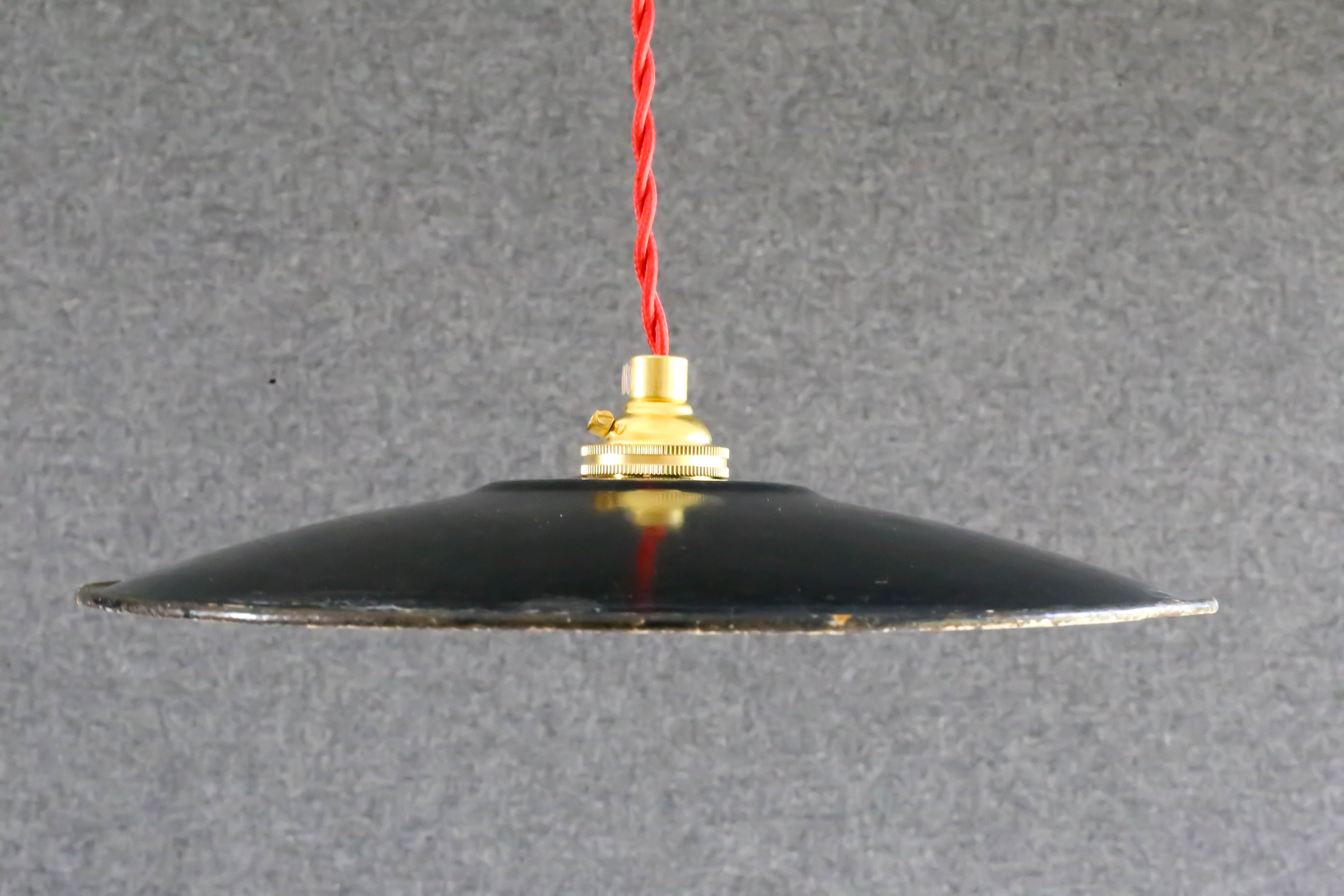 Exterior black enamelled sheet metal suspension delivered with a new socket and red cord
