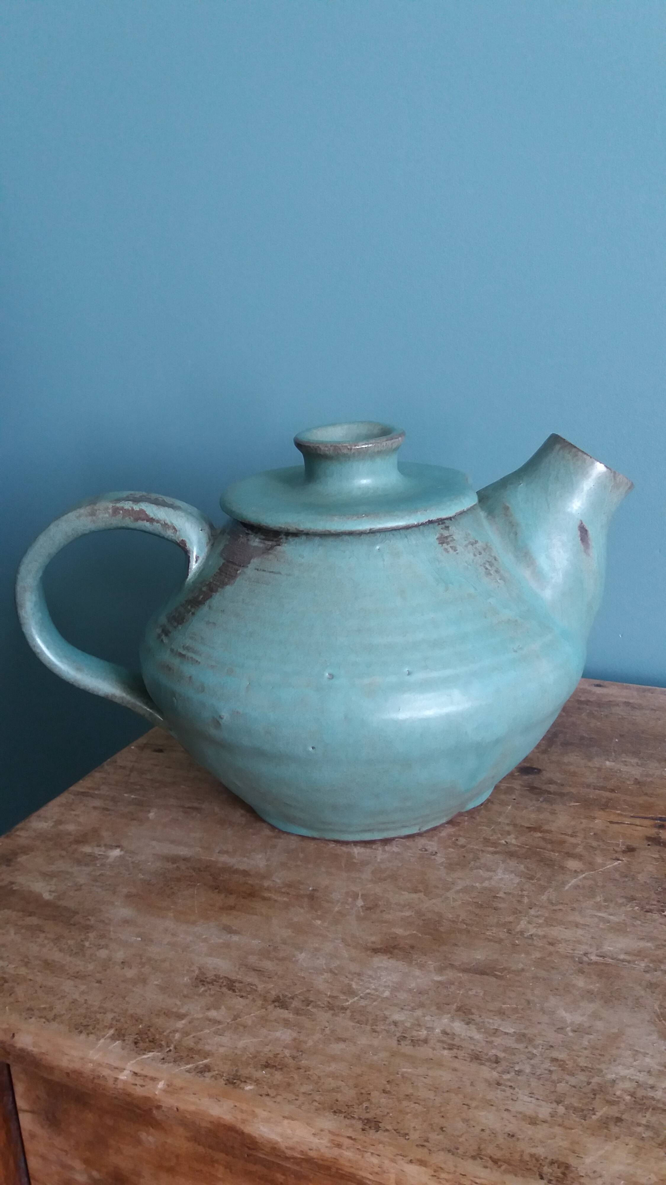 Théière artisanale en grès chamotté émaillé vert de gris signée