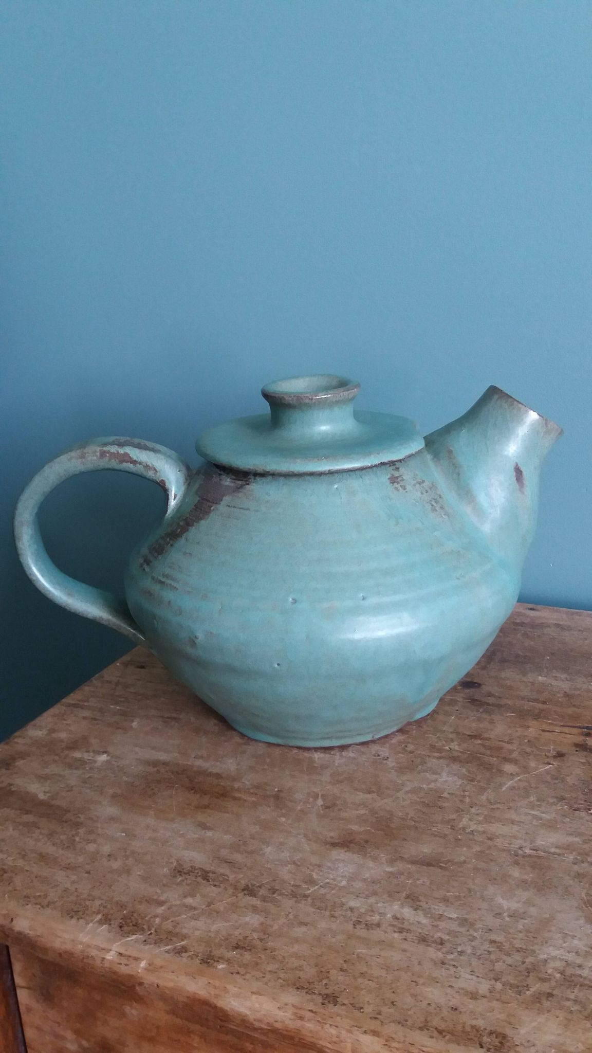 Théière artisanale en grès chamotté émaillé vert de gris signée