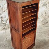 Armoire à rideau vintage en chêne français – meuble de rangement des années 1920 avec 12 étagères fixes et ferrures en laiton (42 × 38 × 118 cm)