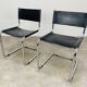 Paire de chaises cantilever simili cuir noir et chrome