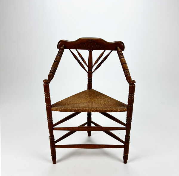 Chaise triangulaire en chêne massif et osier années 1950
