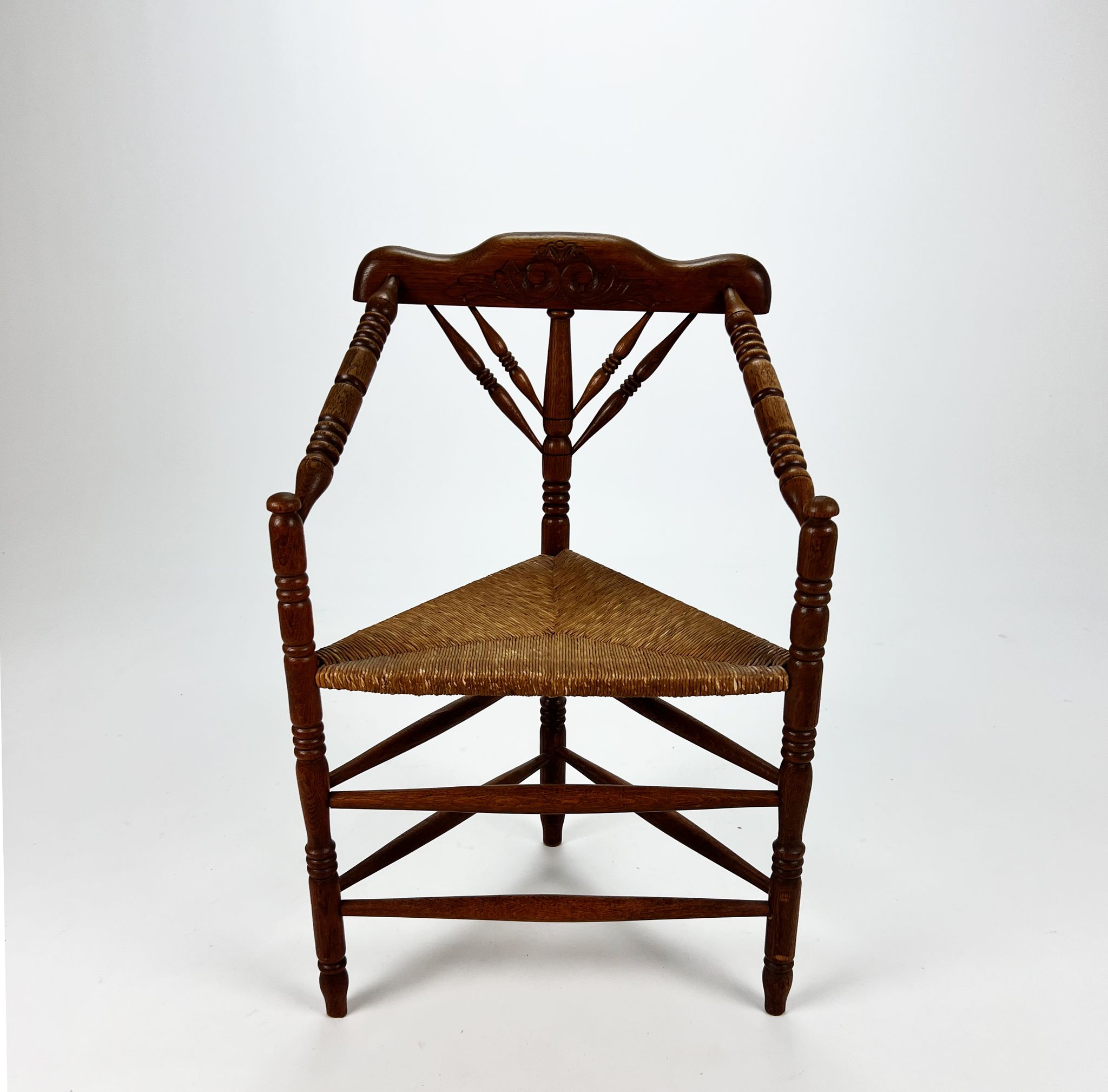 Chaise triangulaire en chêne massif et osier années 1950