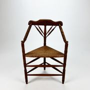 Chaise triangulaire en chêne massif et osier années 1950