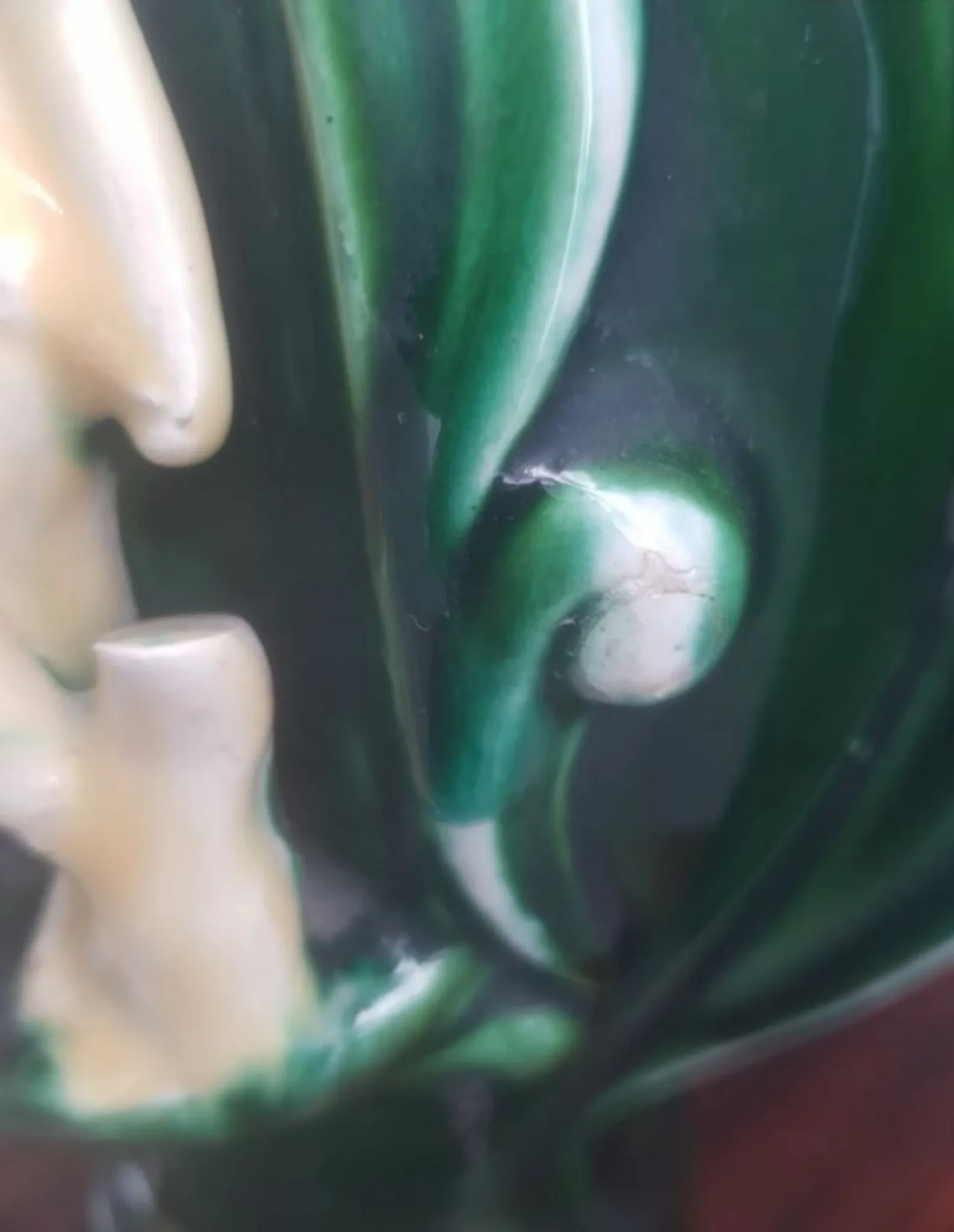 Earthenware vase with 3 caryatids