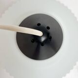 Cette lampe décorative en verre opale est une création de Louis Kalff pour Philips.