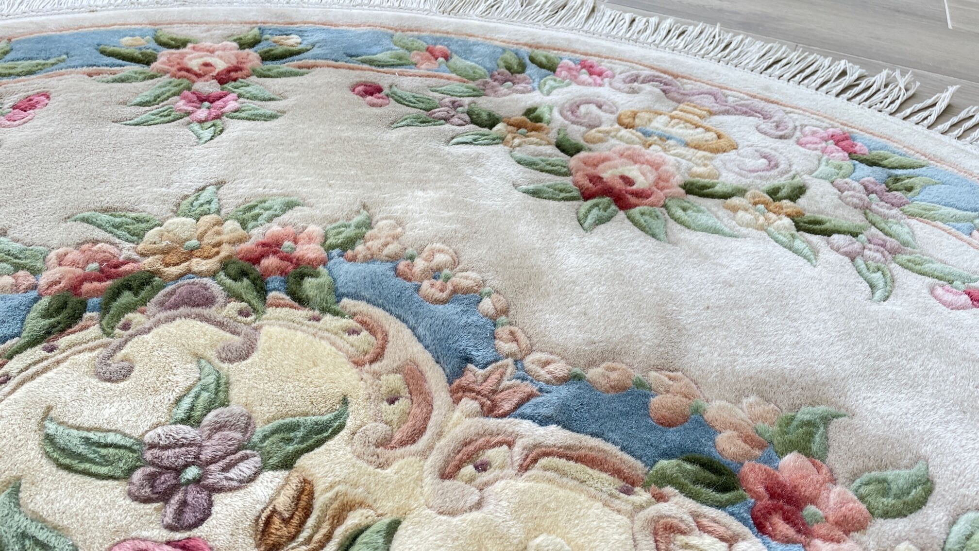 Vintage Chinese carpet round diam 180cm