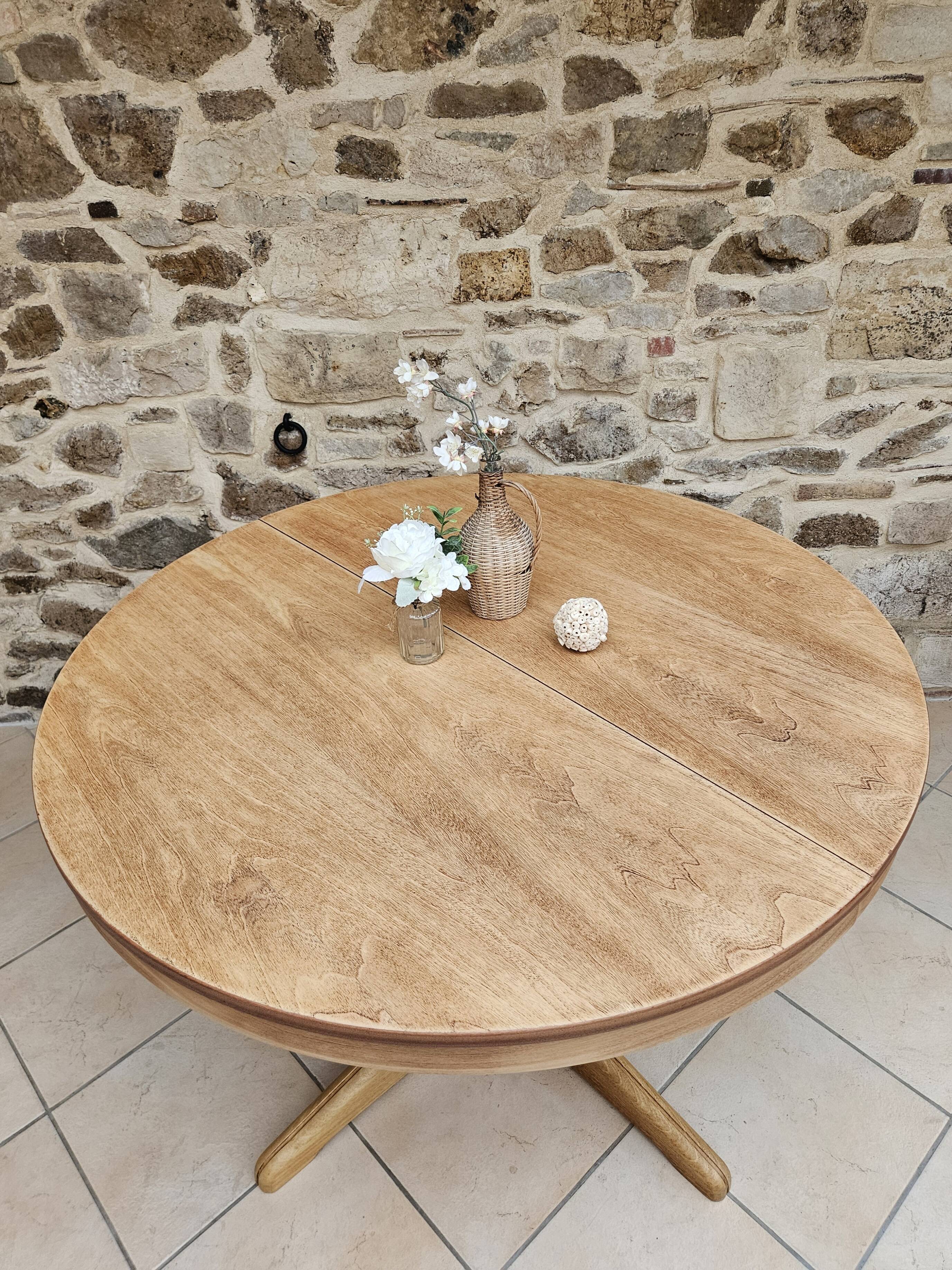 Baumann style round table